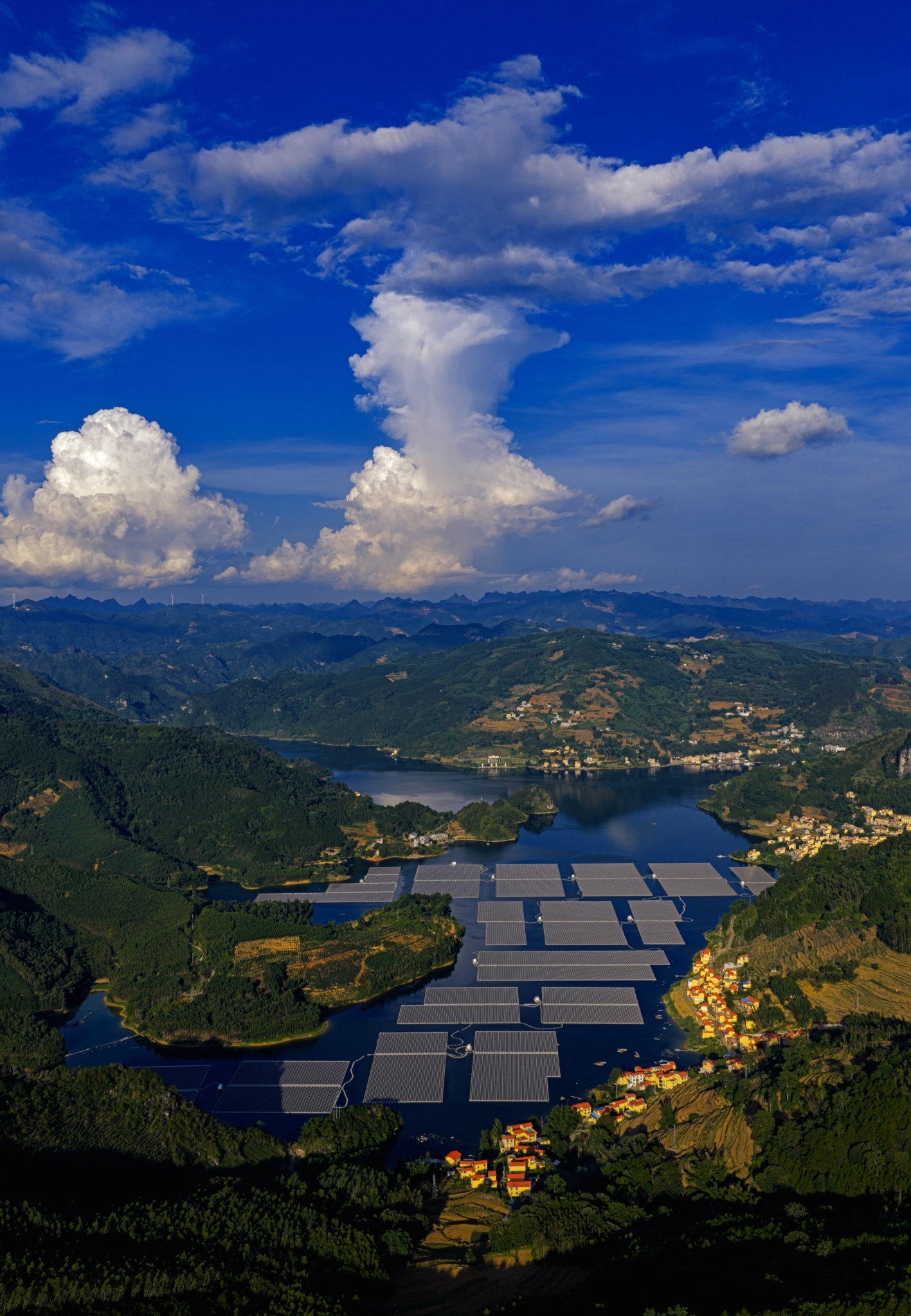 家住青山绿水间(广西大化岩滩)