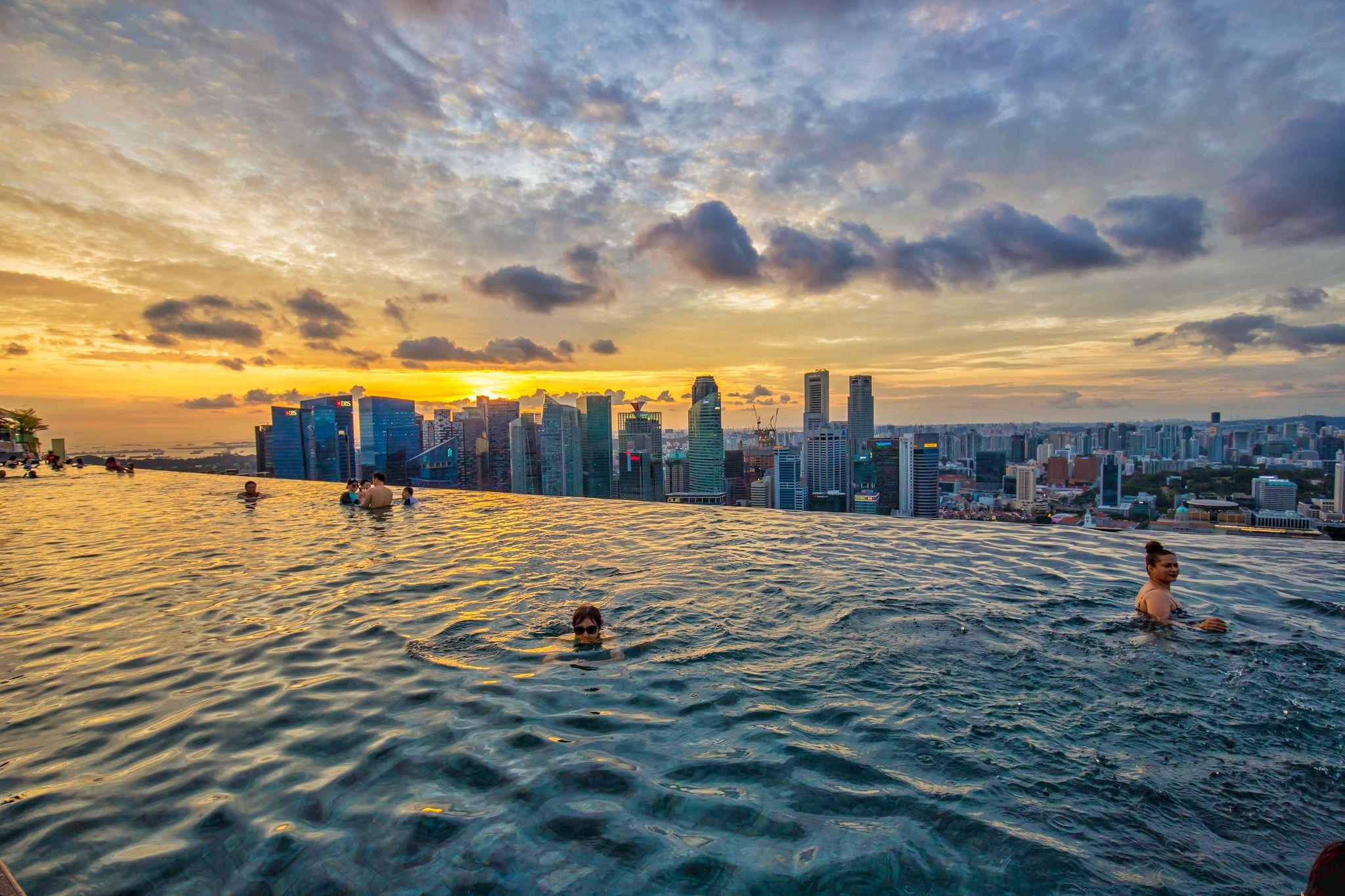 无边泳池的夕阳拍摄于新加坡金沙酒店楼顶无边泳池
