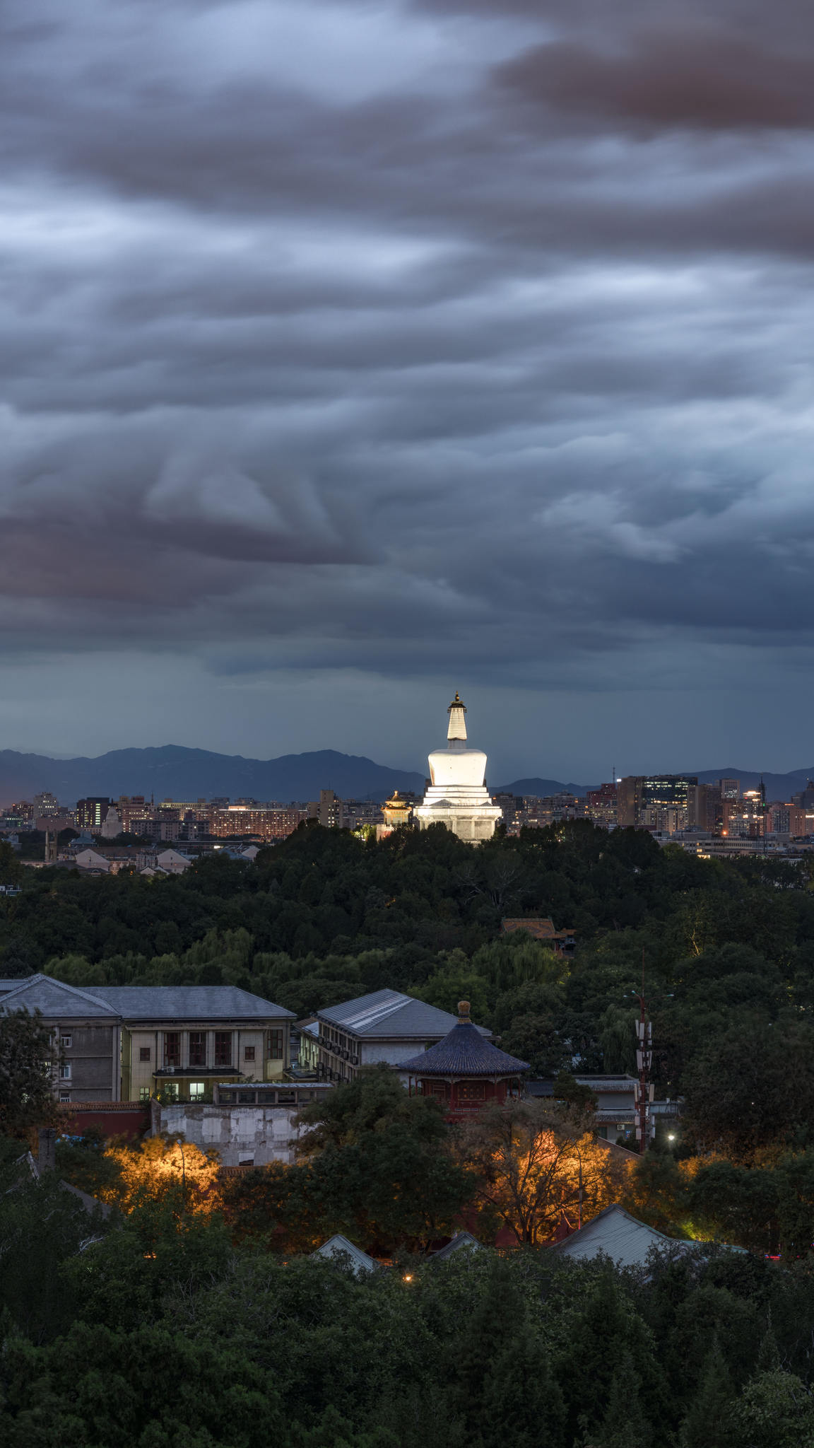 塔顶如盖巧夺天