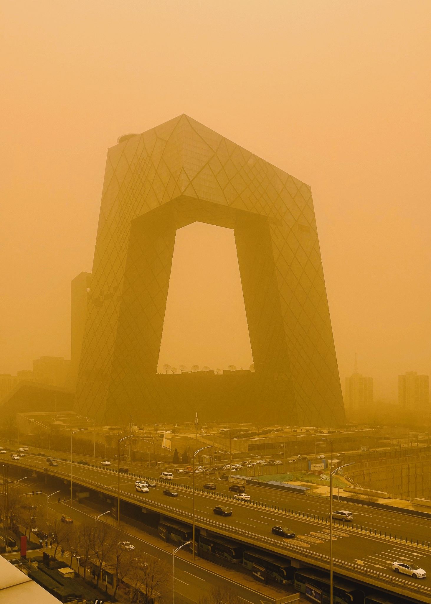 沙尘暴下的中央台