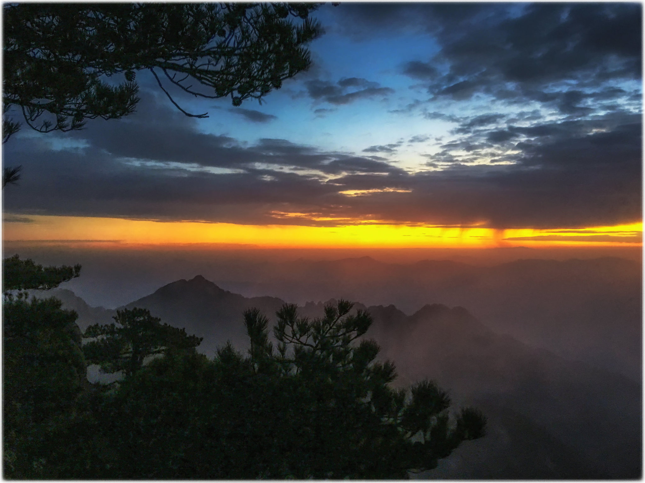 日出东方(手机拍摄)