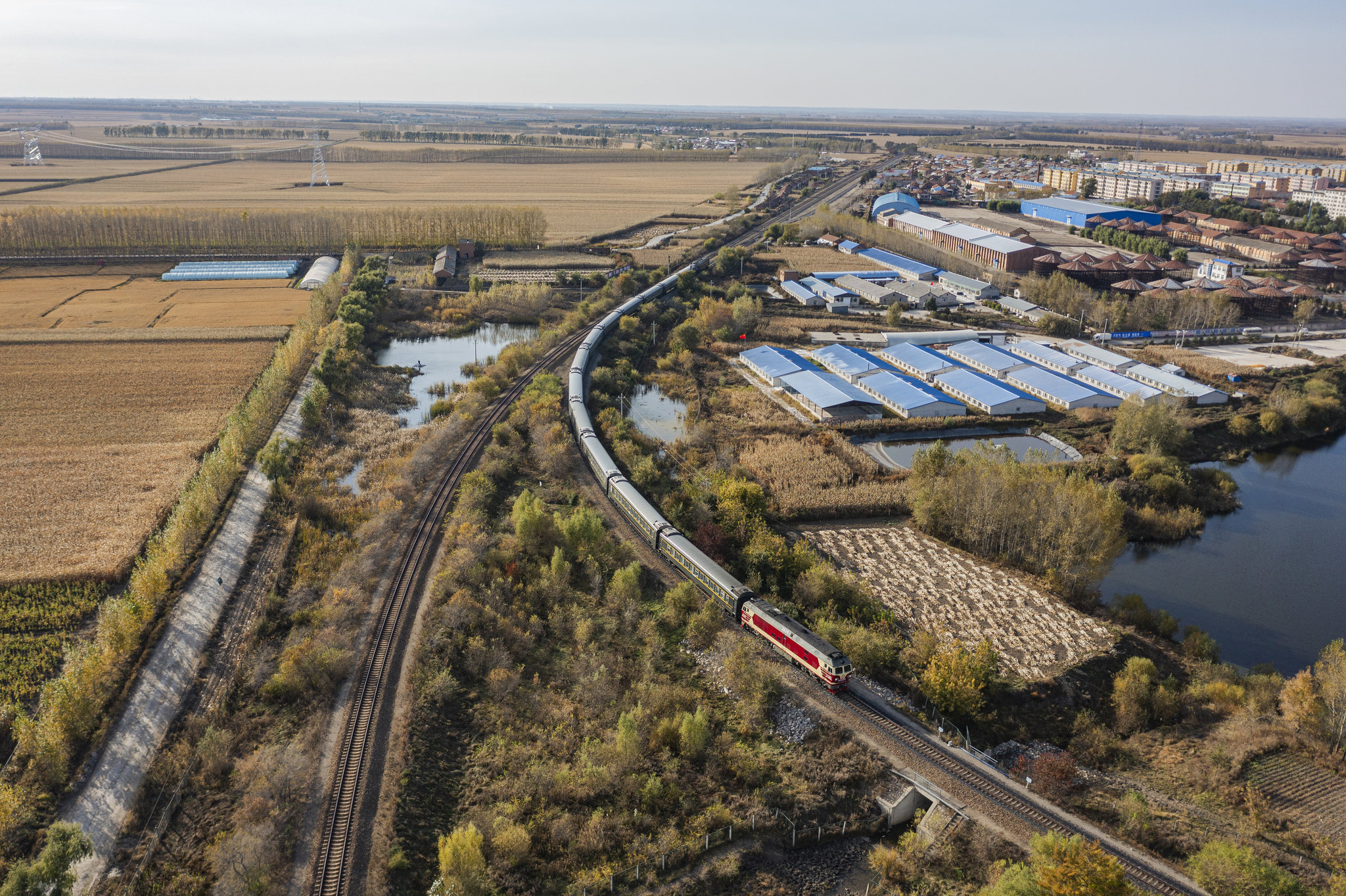 哈尔滨佳木斯临时旅客列车行驶在绥佳线东津龙船区间