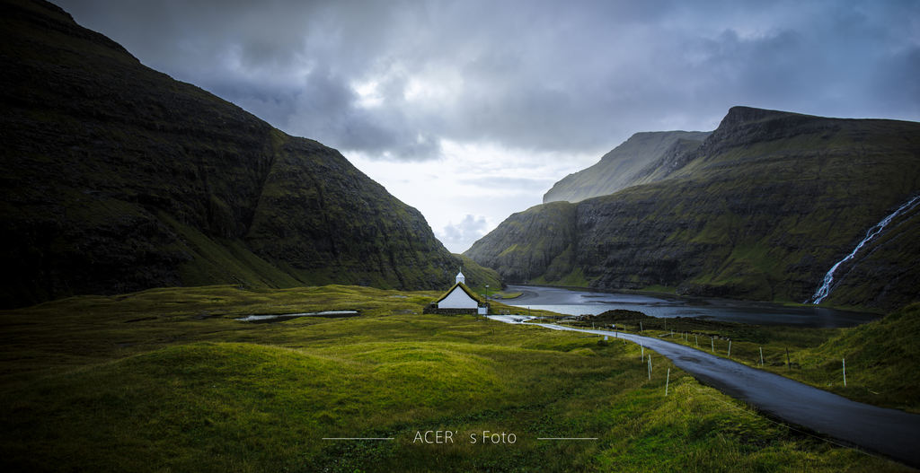 草顶教堂_a church with thatch roof摄影照片