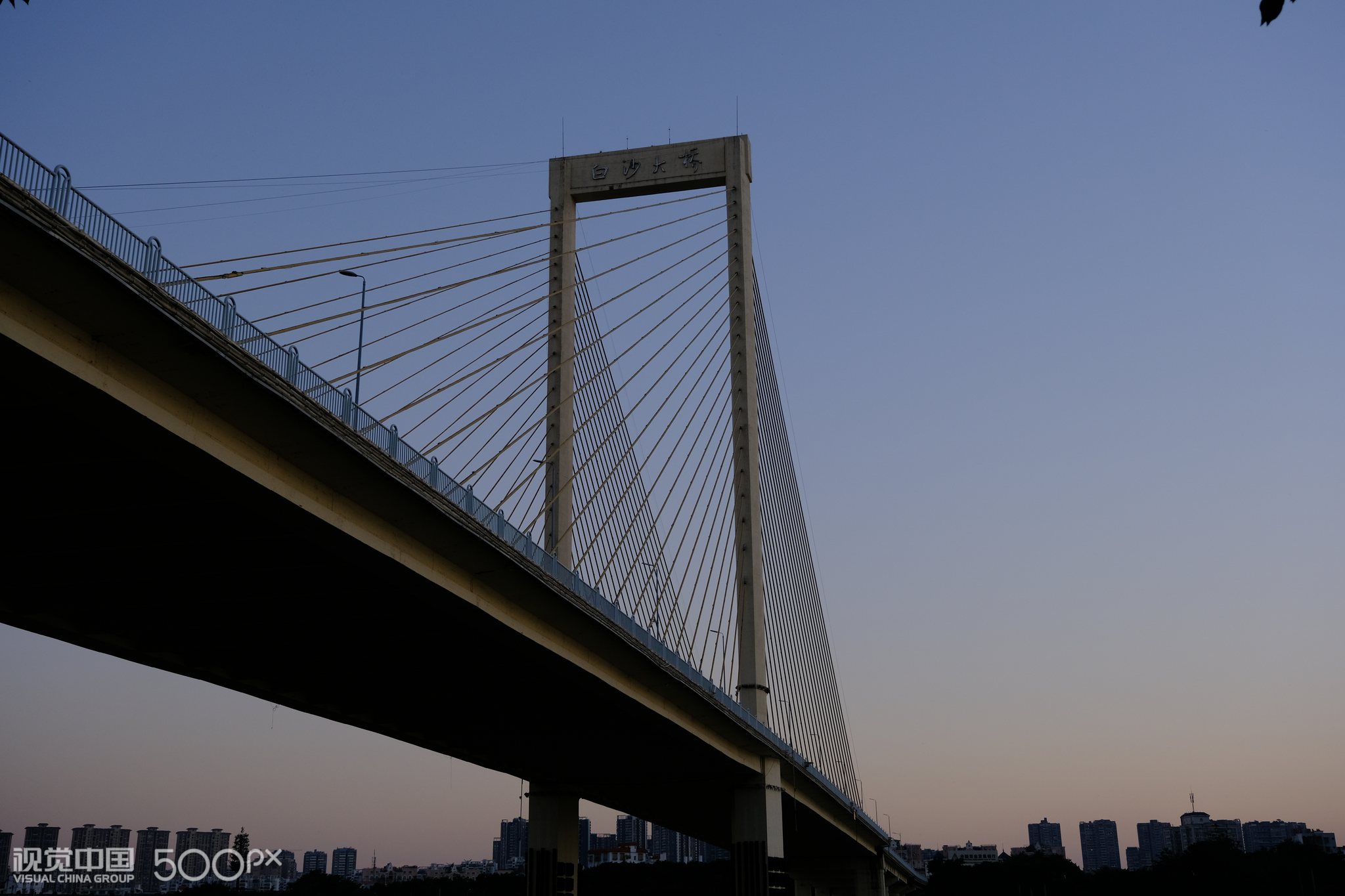 夕阳下的南宁白沙大桥和邕江