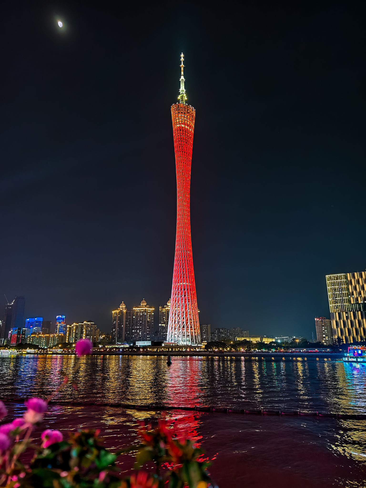 郜月下中国红的广州塔夜景照