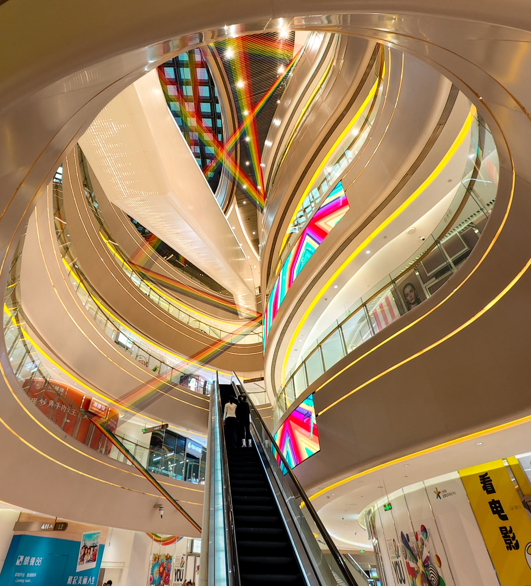 色彩和线条和谐的广州星寰国际中心中庭风景照