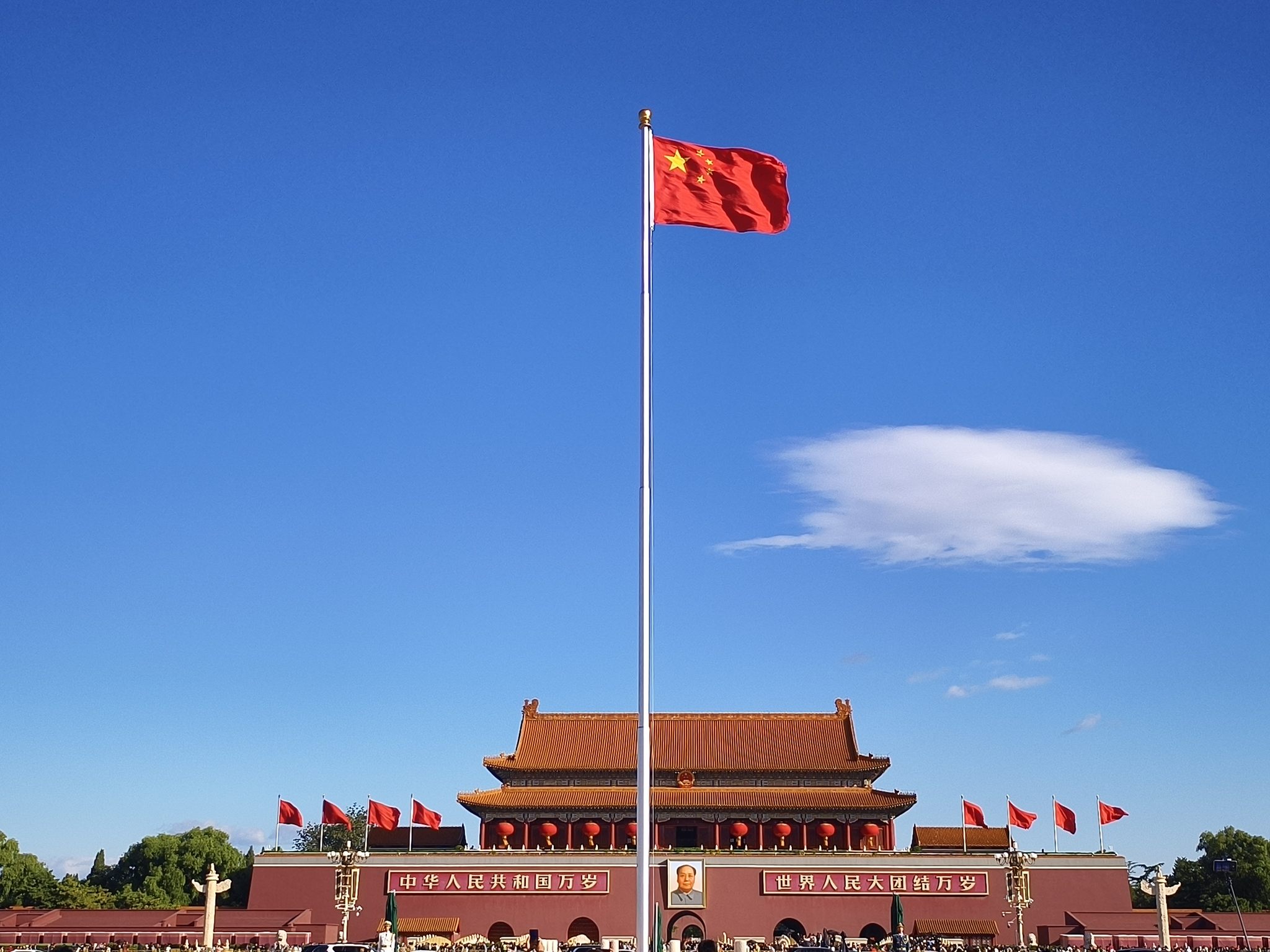 蓝天映衬下的国旗俯视图