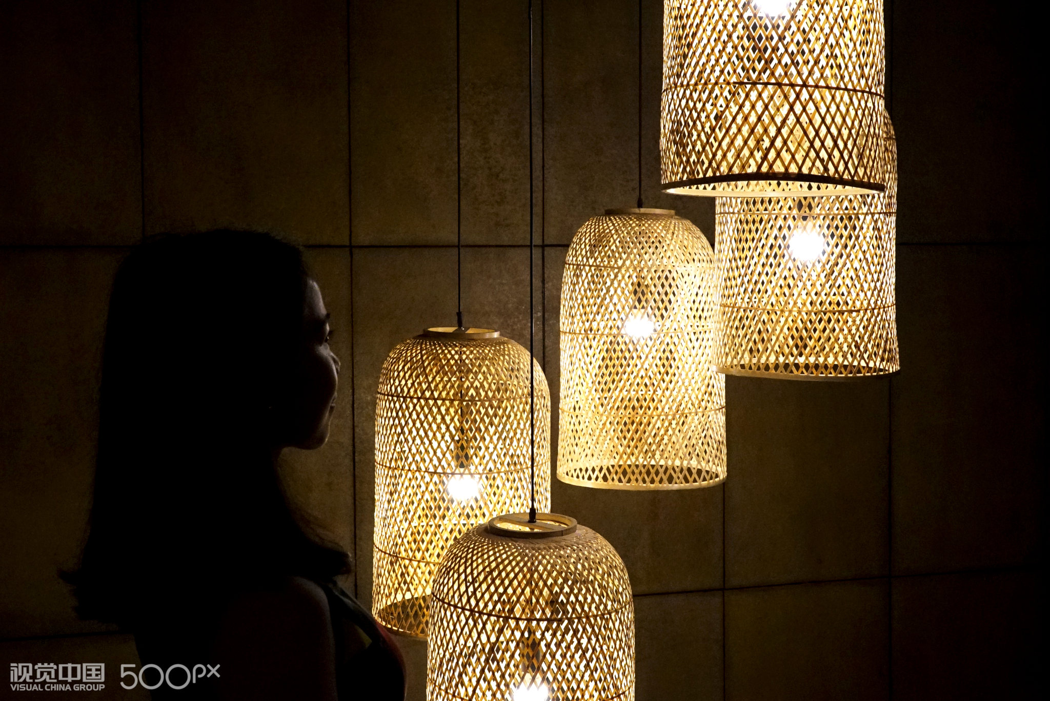 江南夜灯下的茶艺师