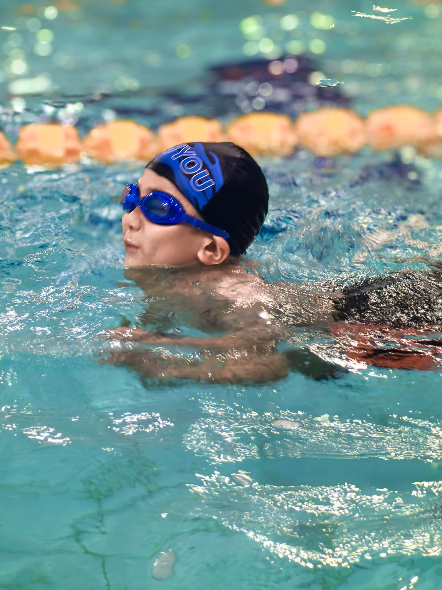 在游泳池里游泳的男孩