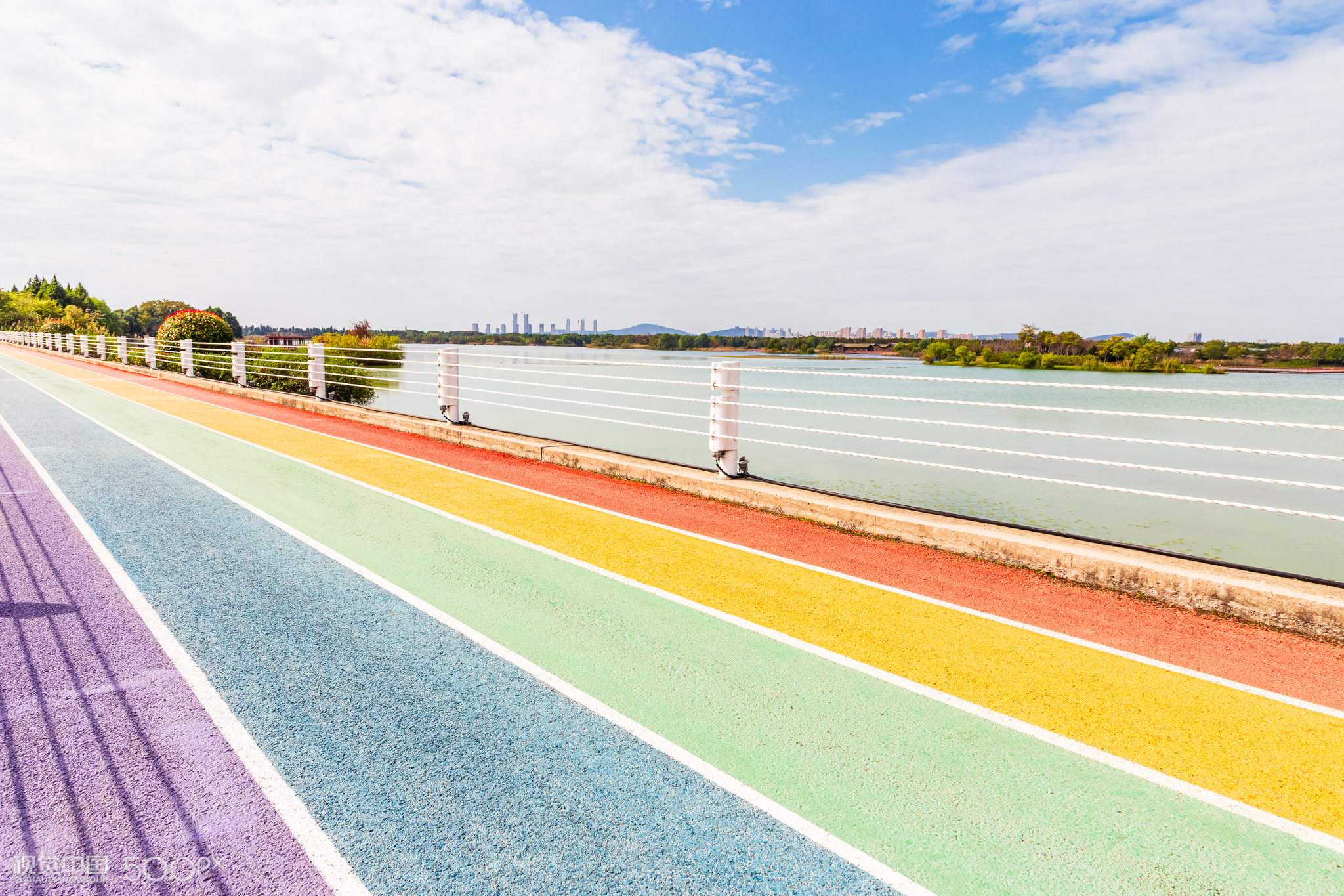 无锡市太湖湾贡湖公园太湖堤上彩虹跑道