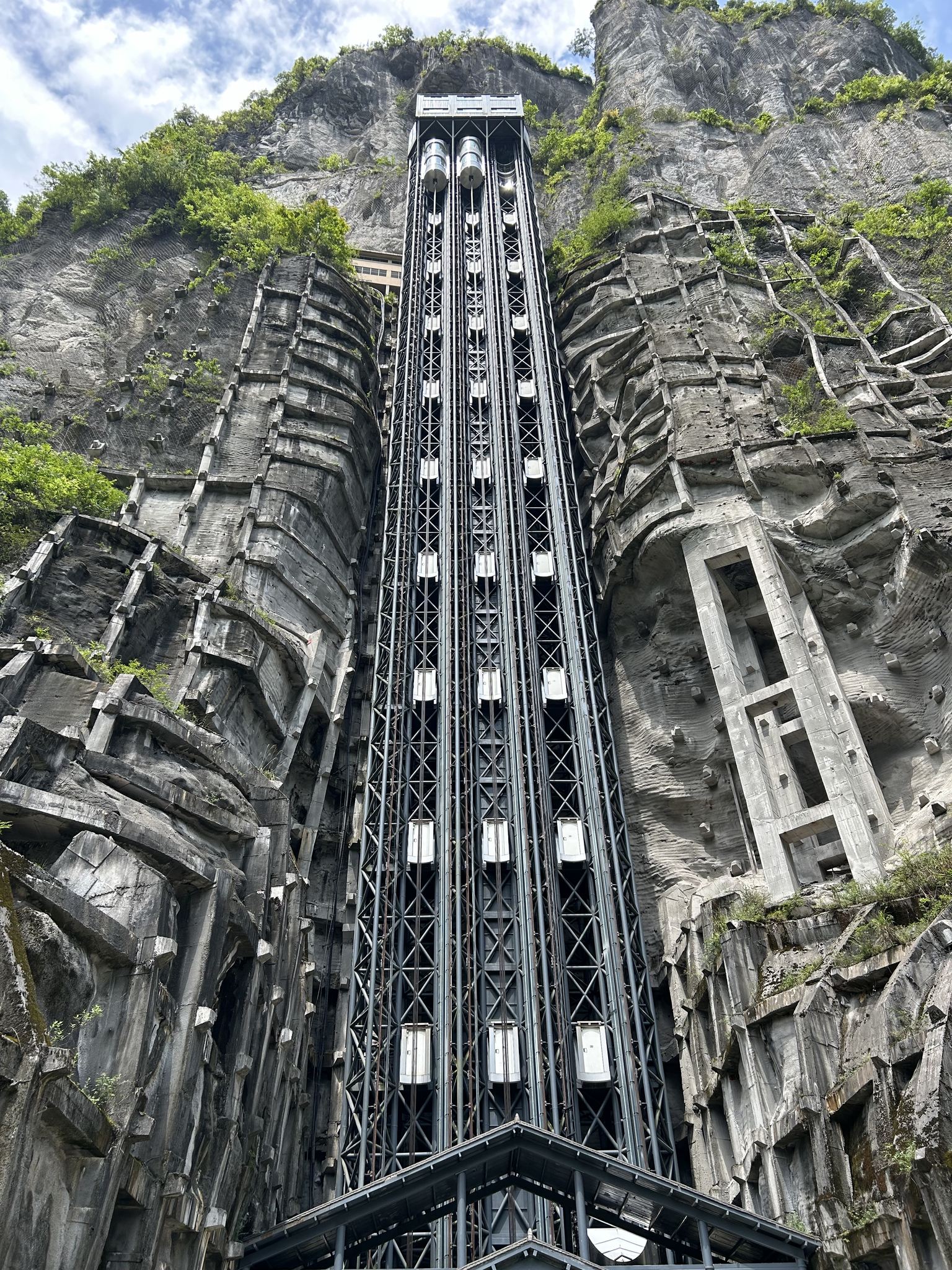 武隆天坑旋转电梯