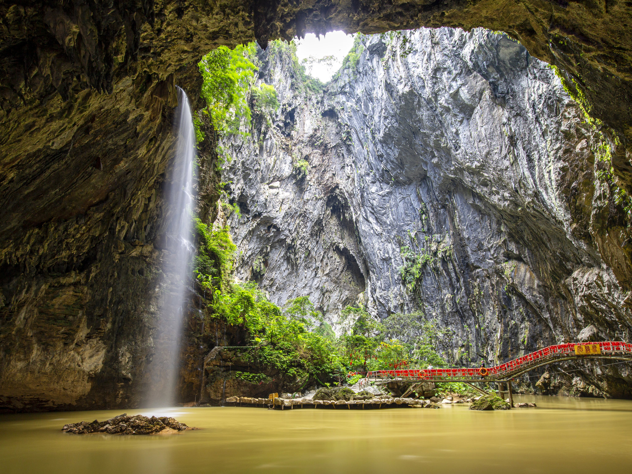 洞天仙境广东省最大的天坑位于广东清远英德市九龙镇西2公里洞天相连