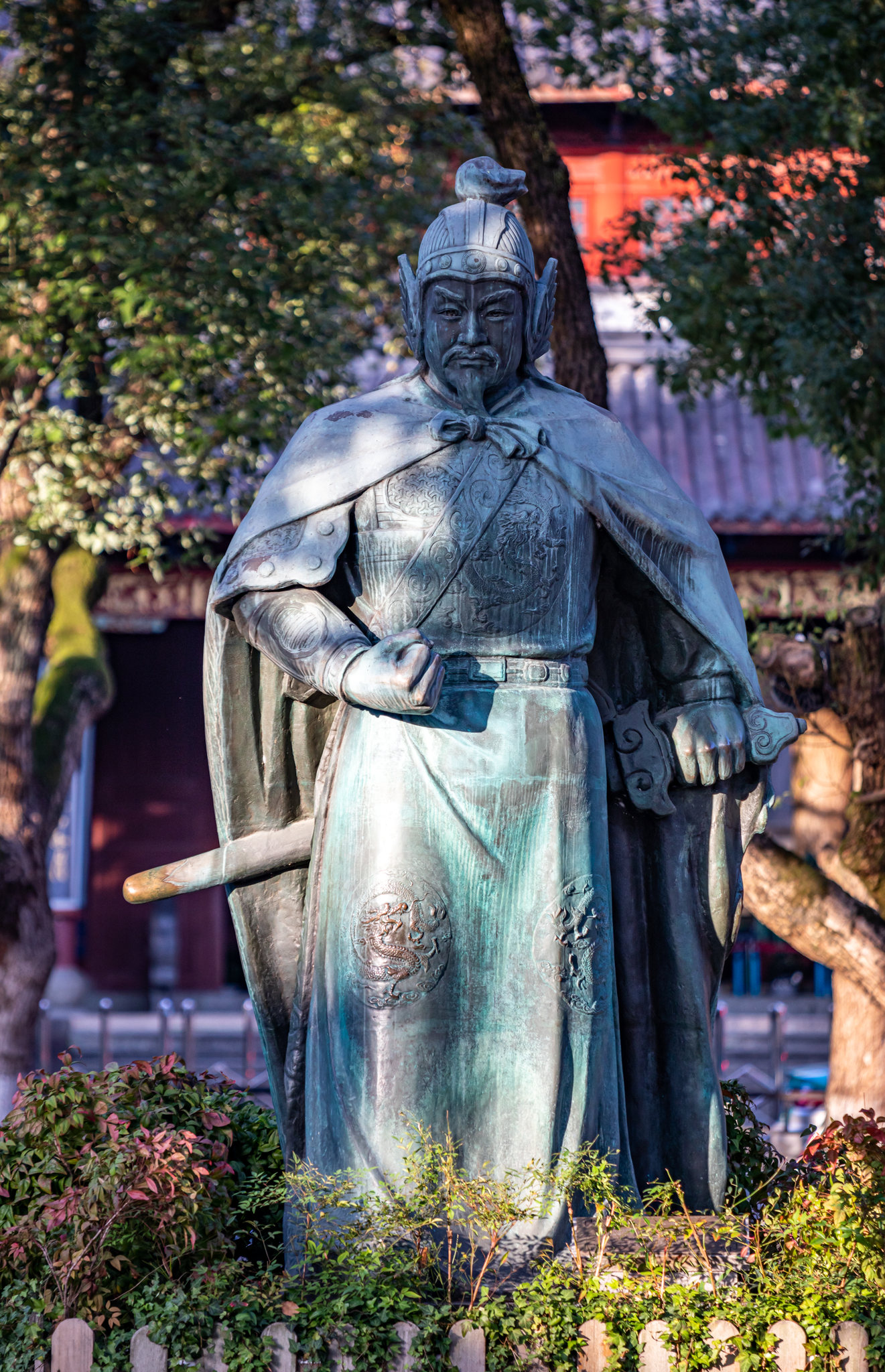 浙江杭州西湖岳王庙前的岳飞铜像雕塑