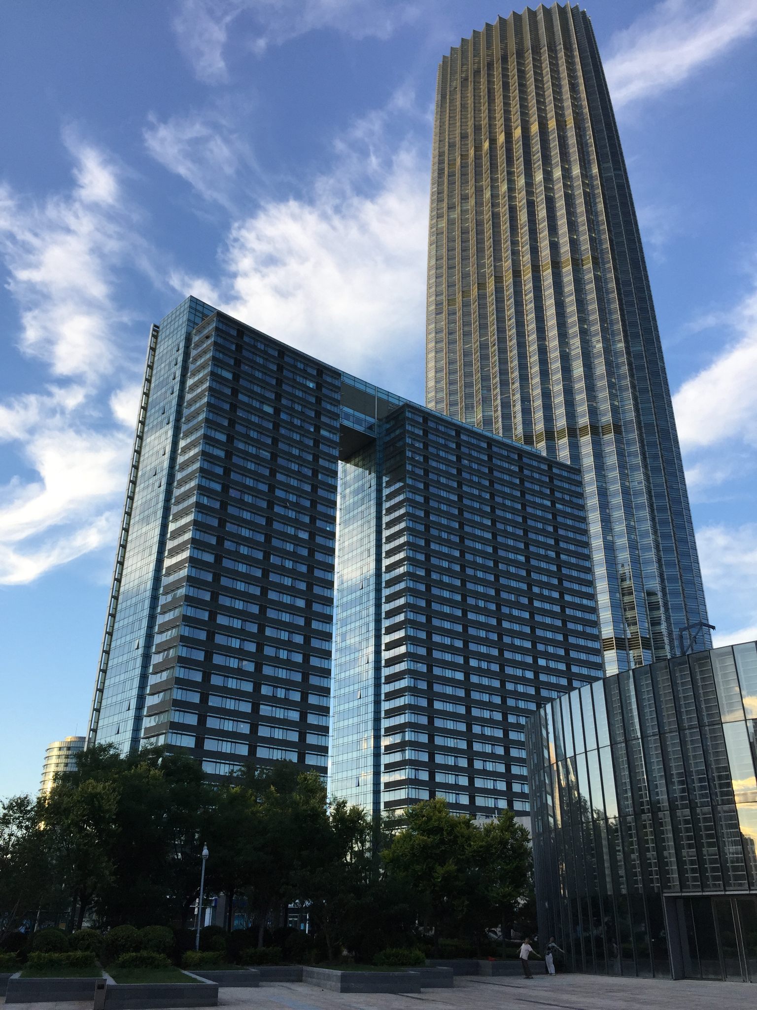 白云之下的天津环球金融中心