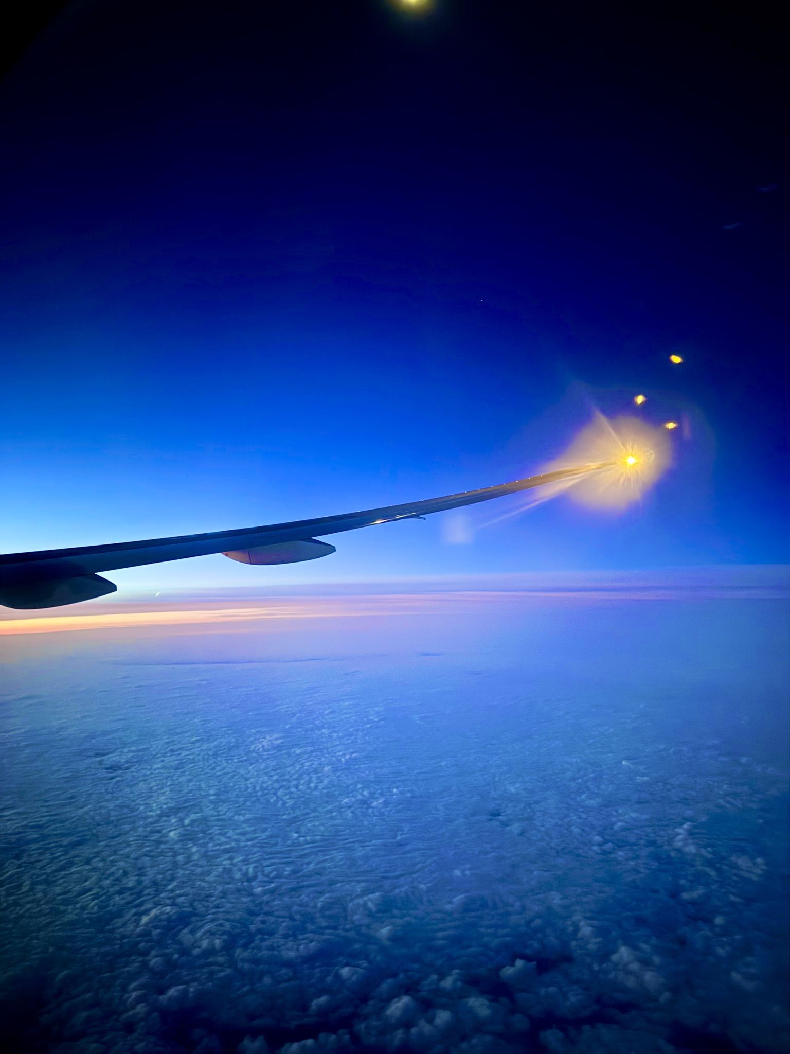 萌新在飞机在日出时拍的照片