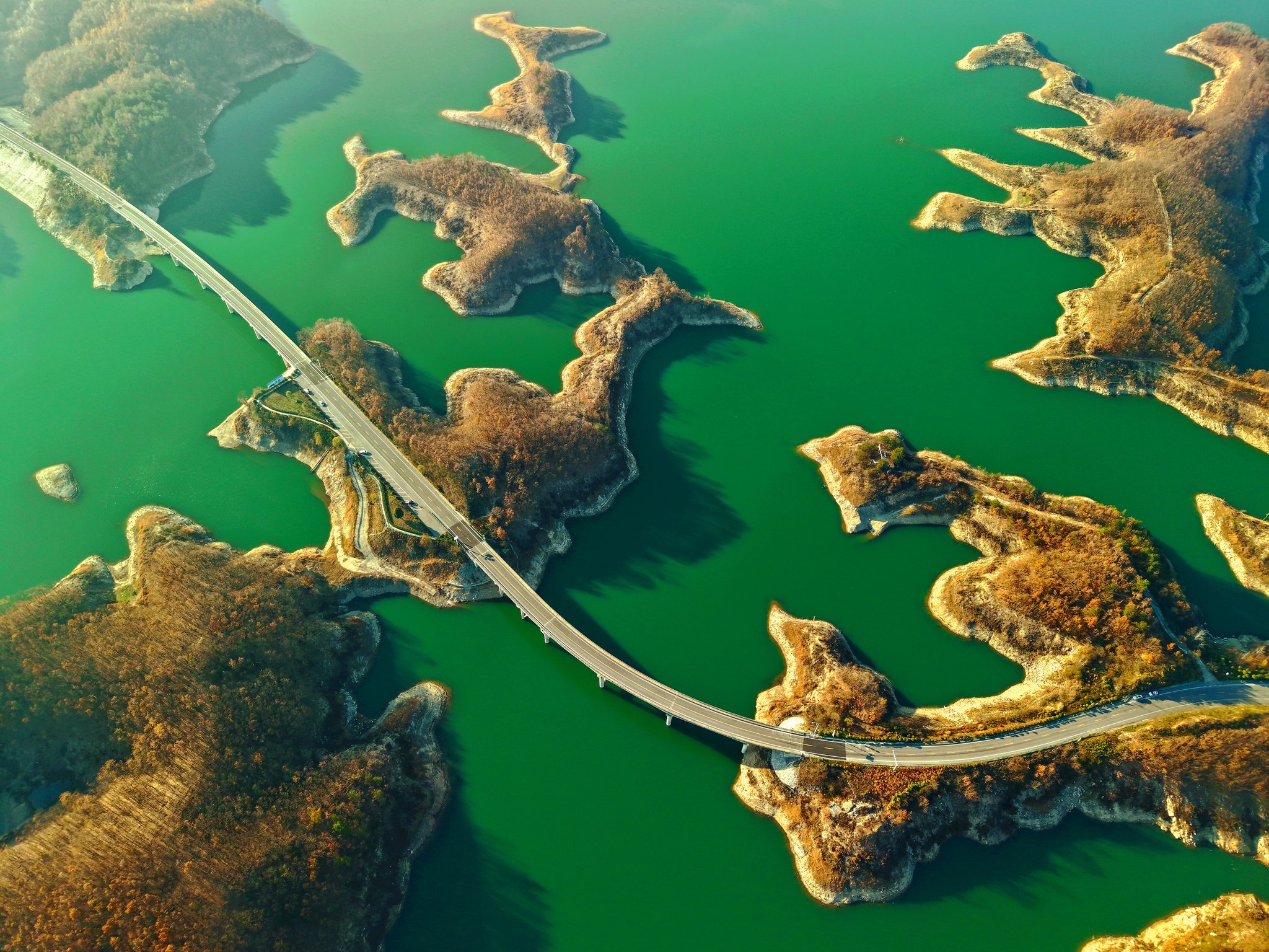 湖北十堰冬日环库公路景色迷人