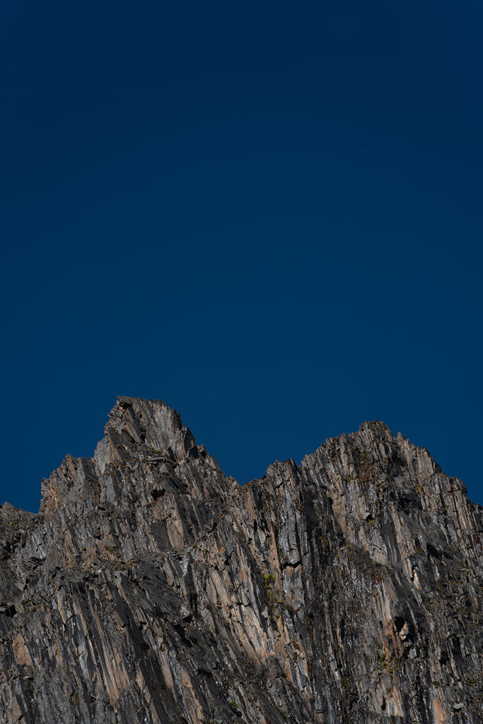 蓝色山尖摄影照片