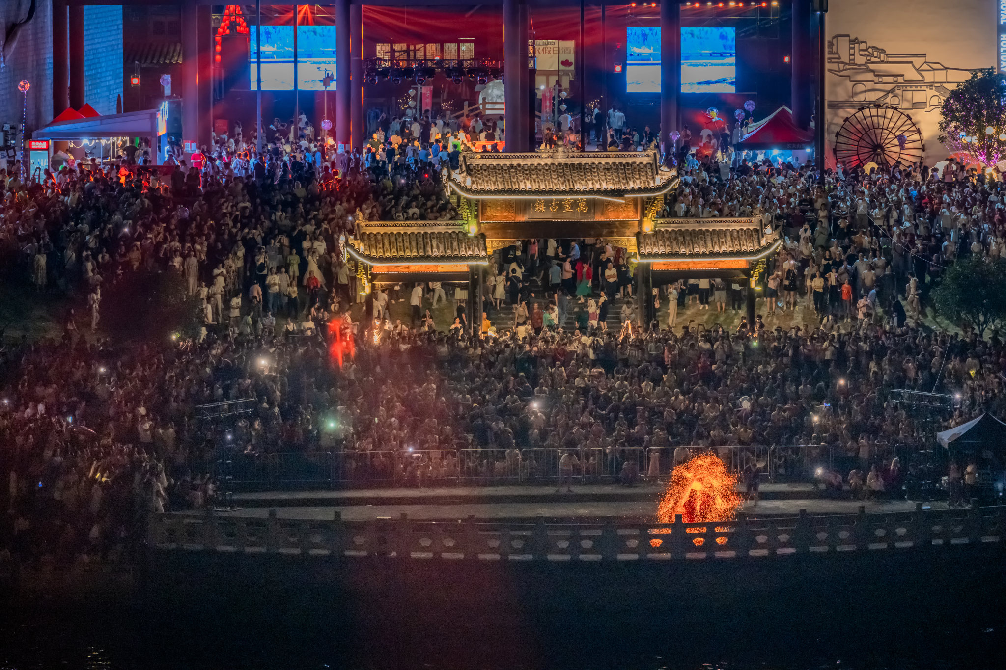 七夕河灯节之火壶表演重庆市荣昌区万灵古镇