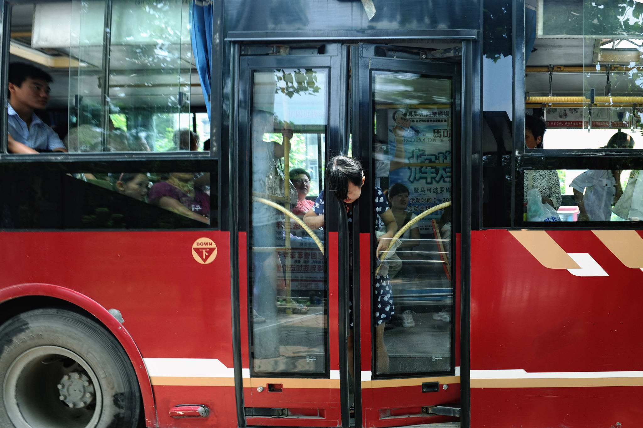 一位女士在下车时被公交车门卡住了脖子