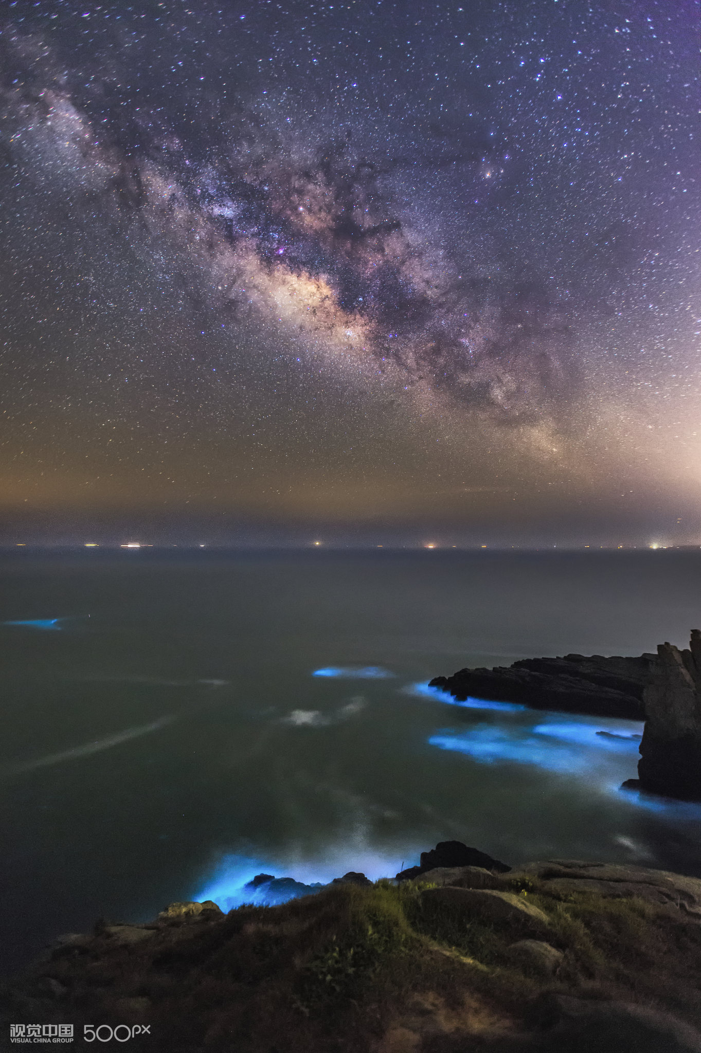 每当夜幕降临,这片浩瀚的荧光海和宇宙中这璀璨的蓝色星河就如约呈现