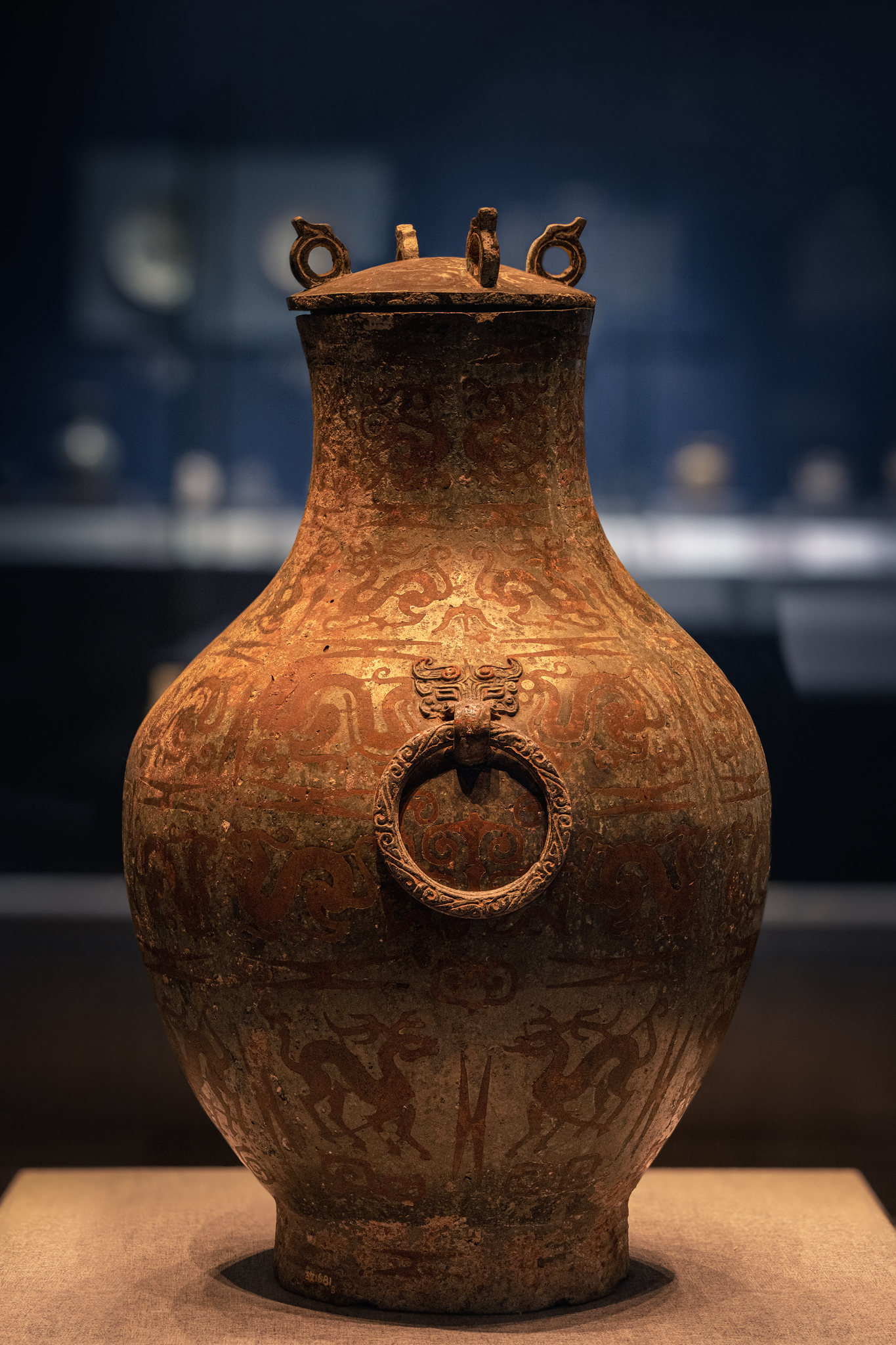 中国国家博物馆藏战国嵌赤铜兽纹带盖铜壶