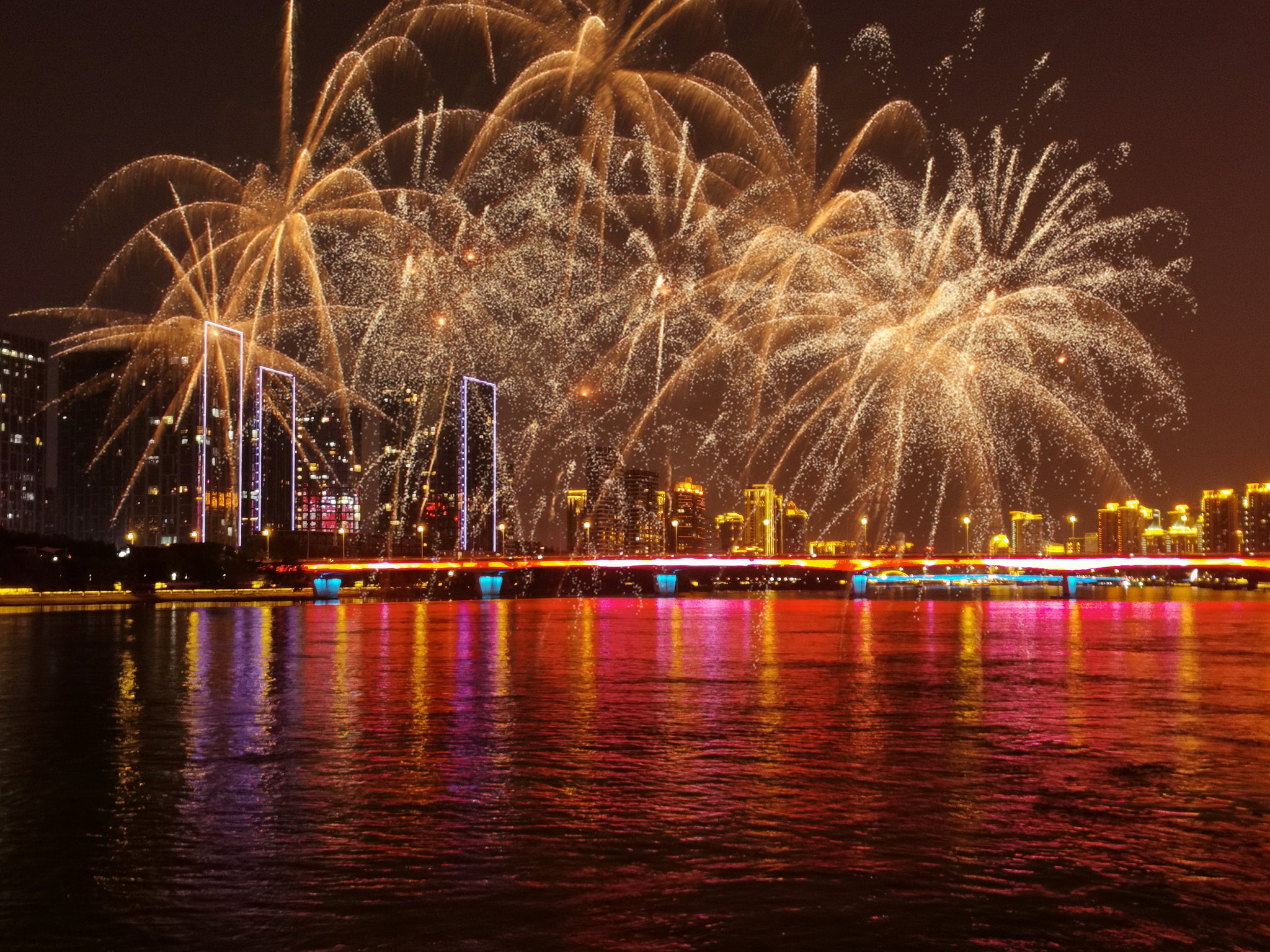 江滨烟花:新年快乐!
