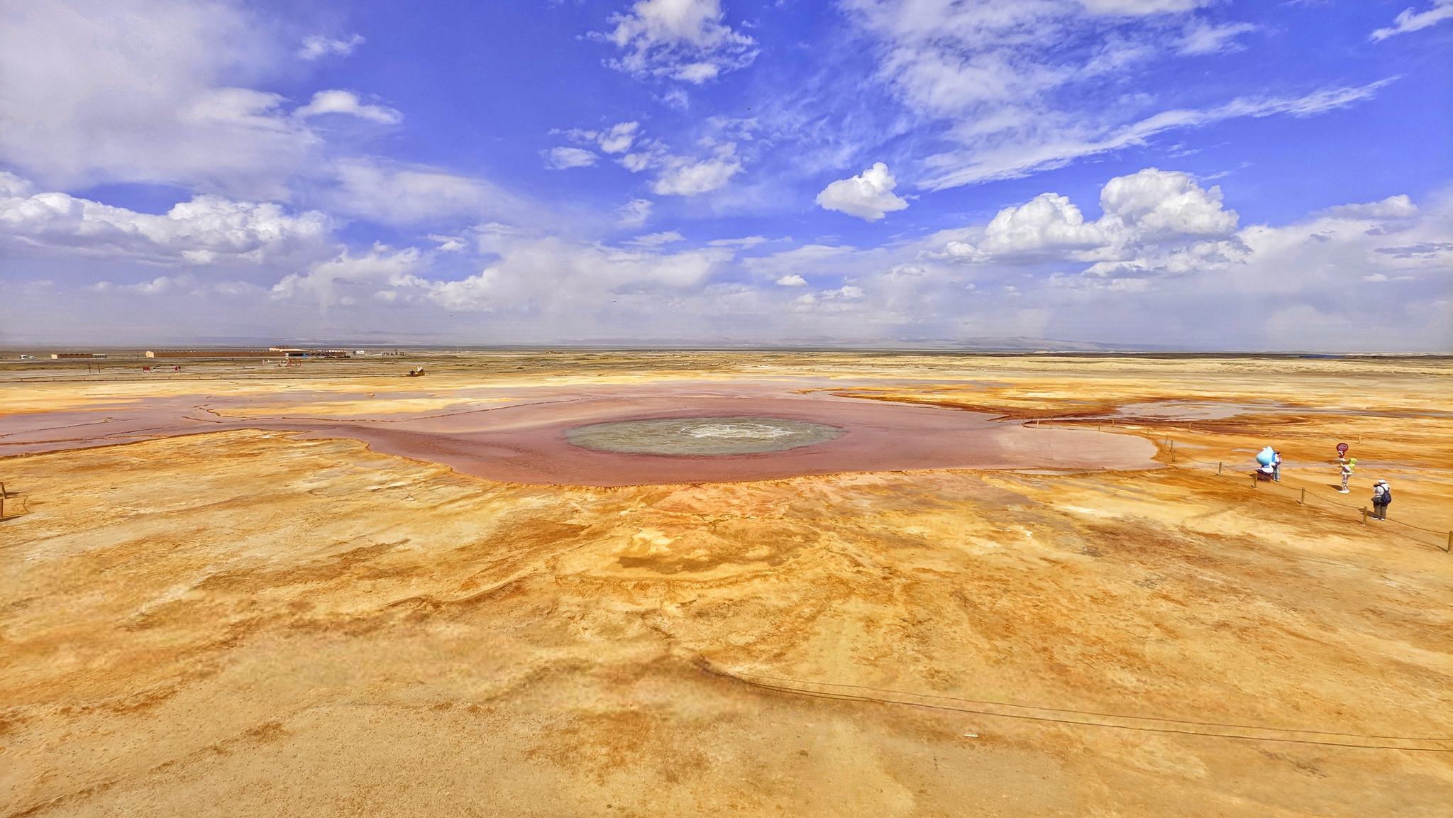《大地之眼艾肯泉》位于青海省海西蒙古族藏族自治州茫崖市花土沟镇