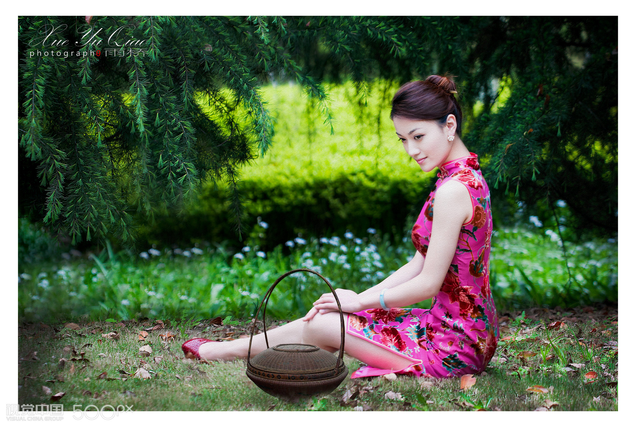 草地上穿旗袍的女郎