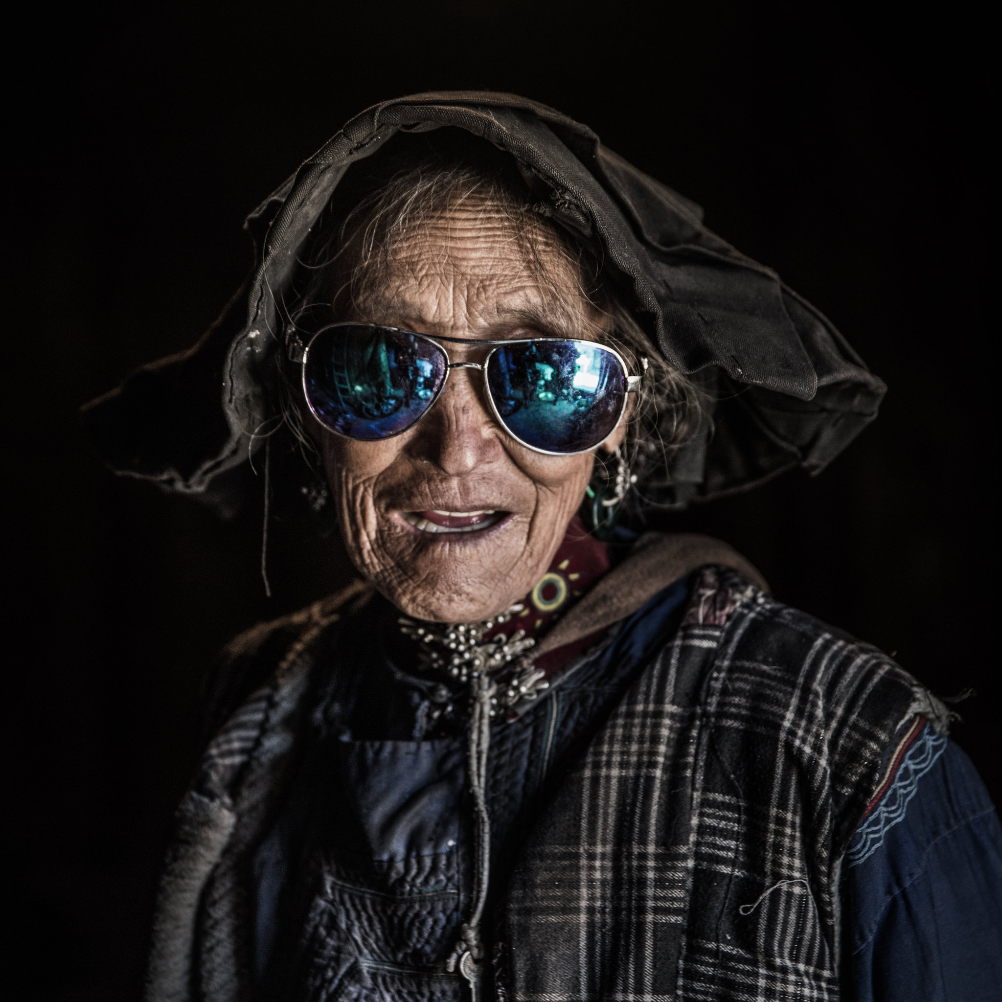 时髦的彝族阿妈