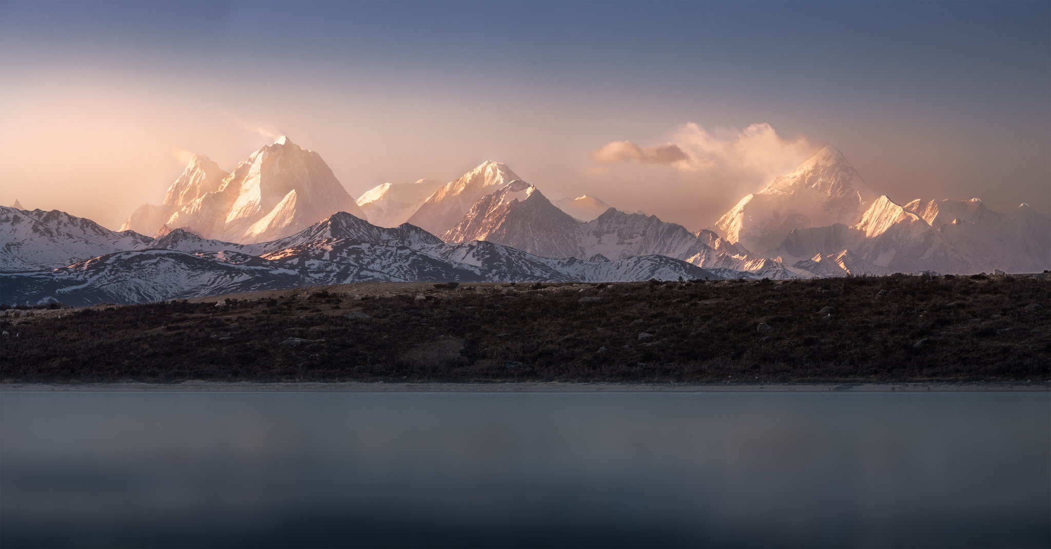 晨曦中苏醒的贡嘎群山
