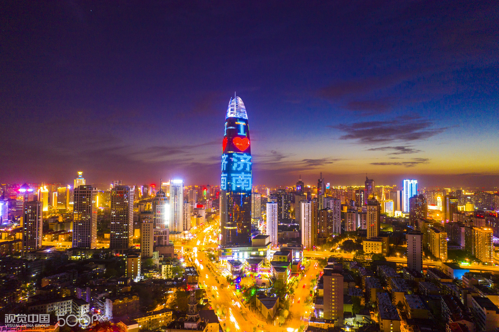 23 1 落日余晖中的303米高的济南绿地中心,灯光璀璨,光彩夺目,犹如