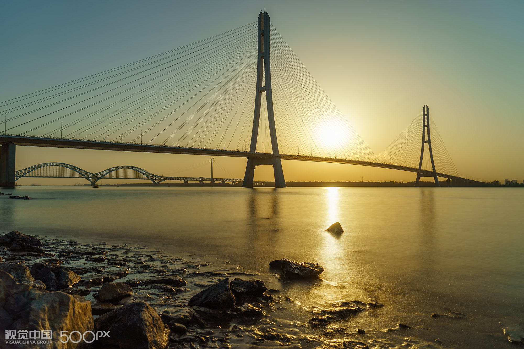459 45 拍摄于南京长江三桥日落时分,远处可见大胜关长江大桥,这个