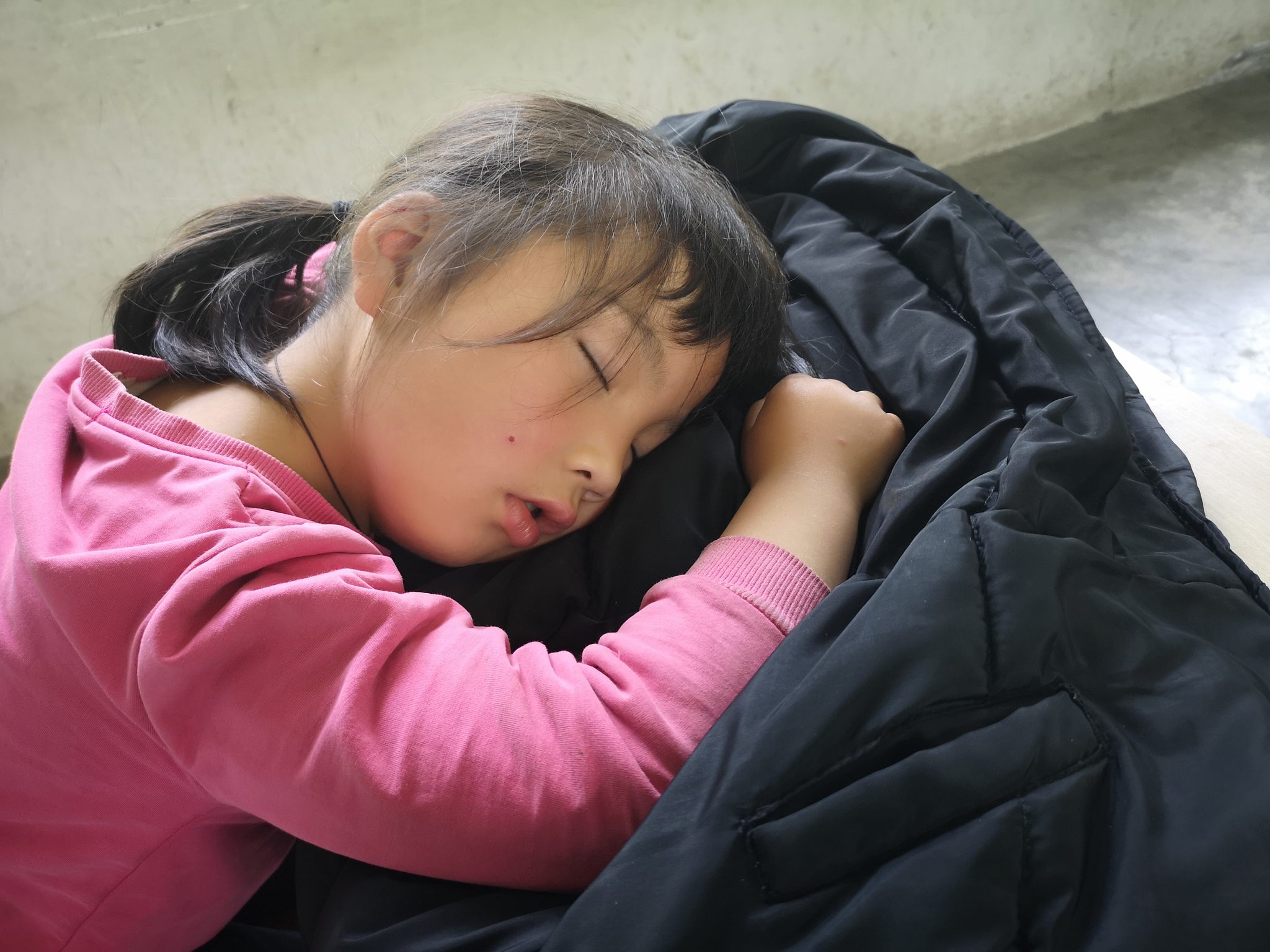 乡村教室里午休的小丫头