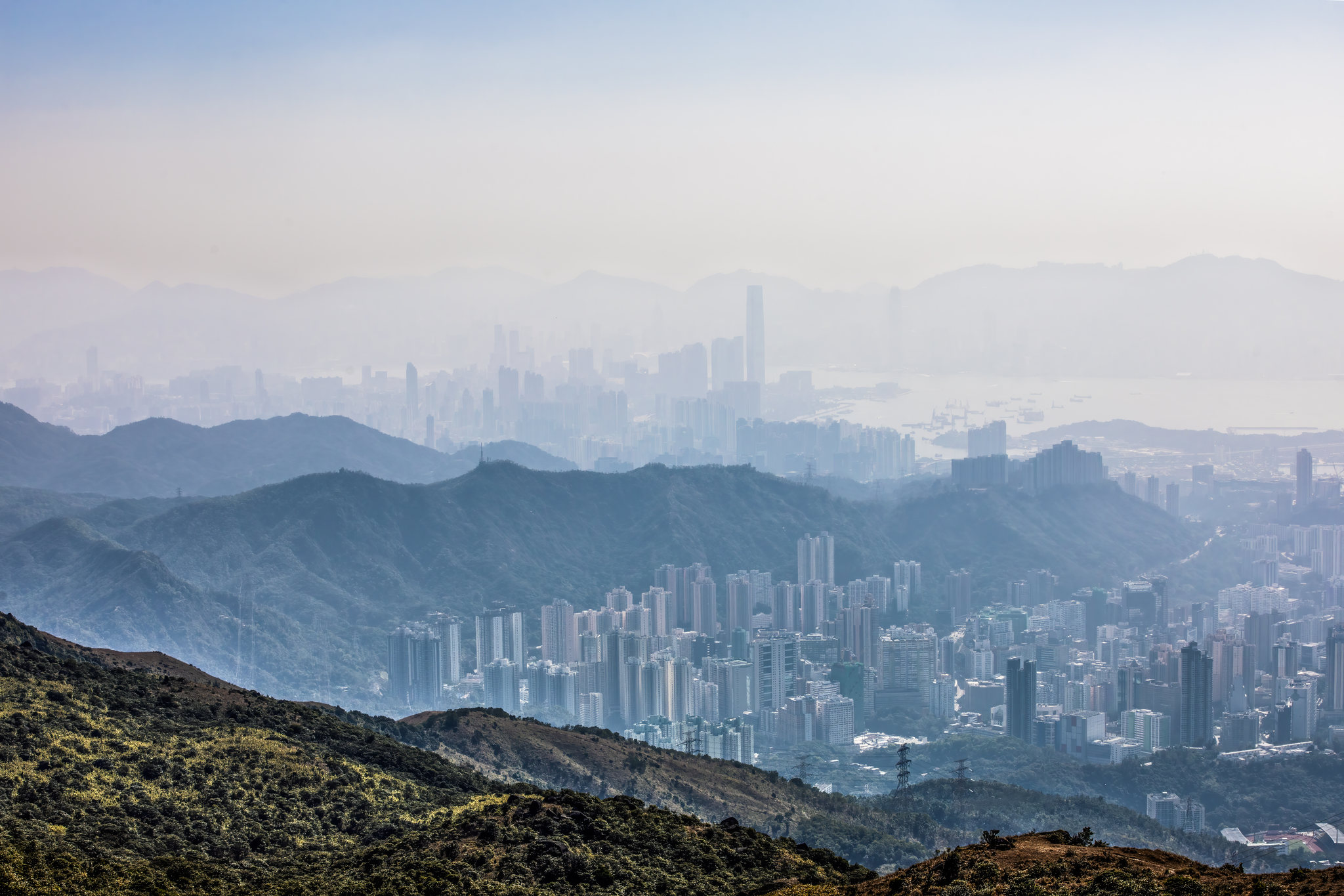 雾气中的香港大帽山眺望香港城市天际线风光