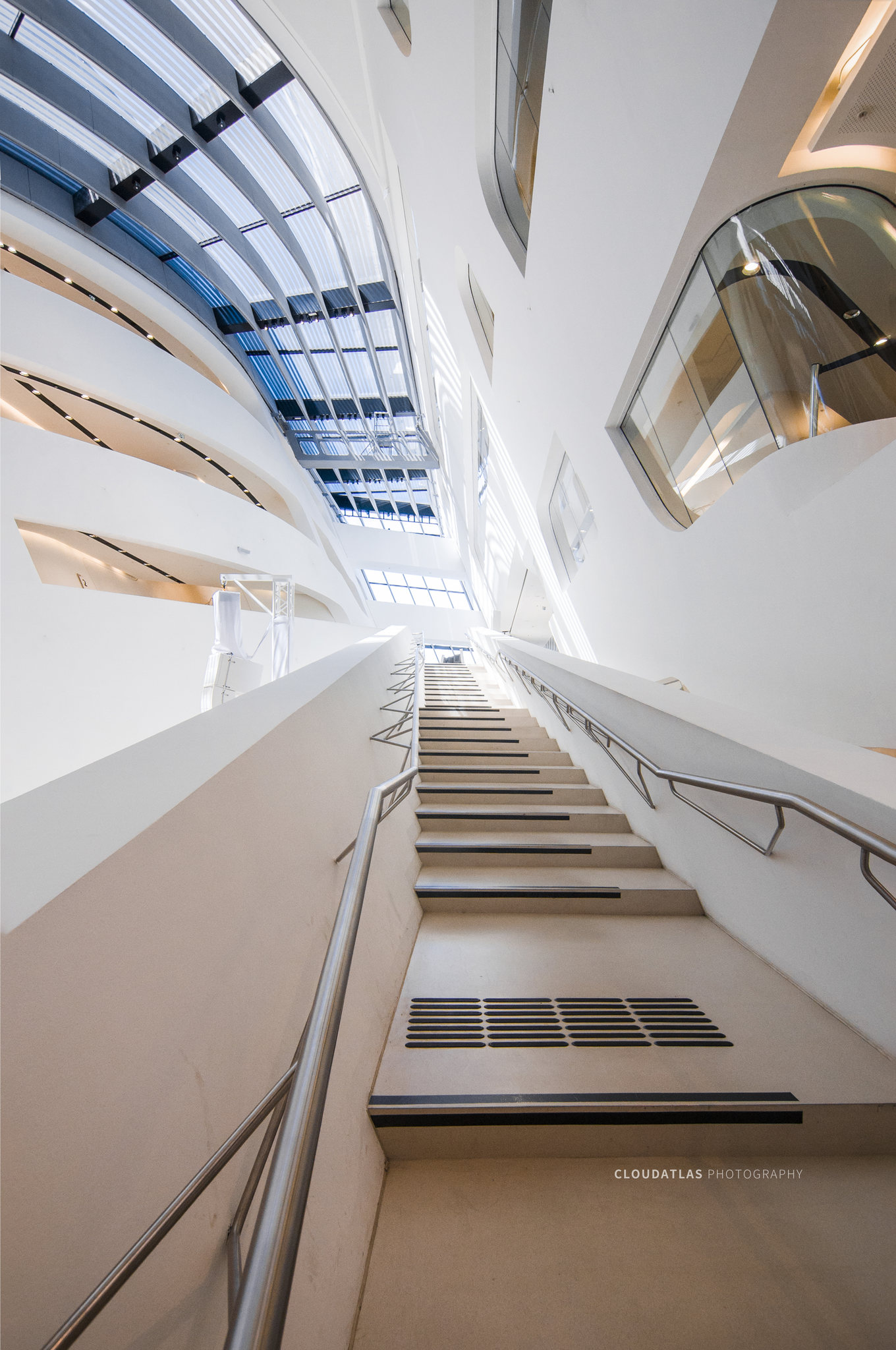 在维也纳经济大学图书馆上升阶梯