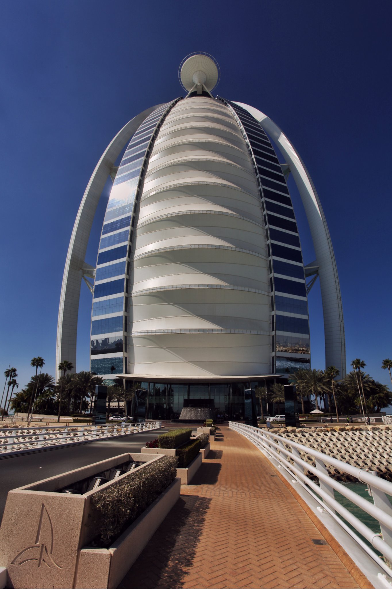 扬帆起航正面低视角的帆船酒店