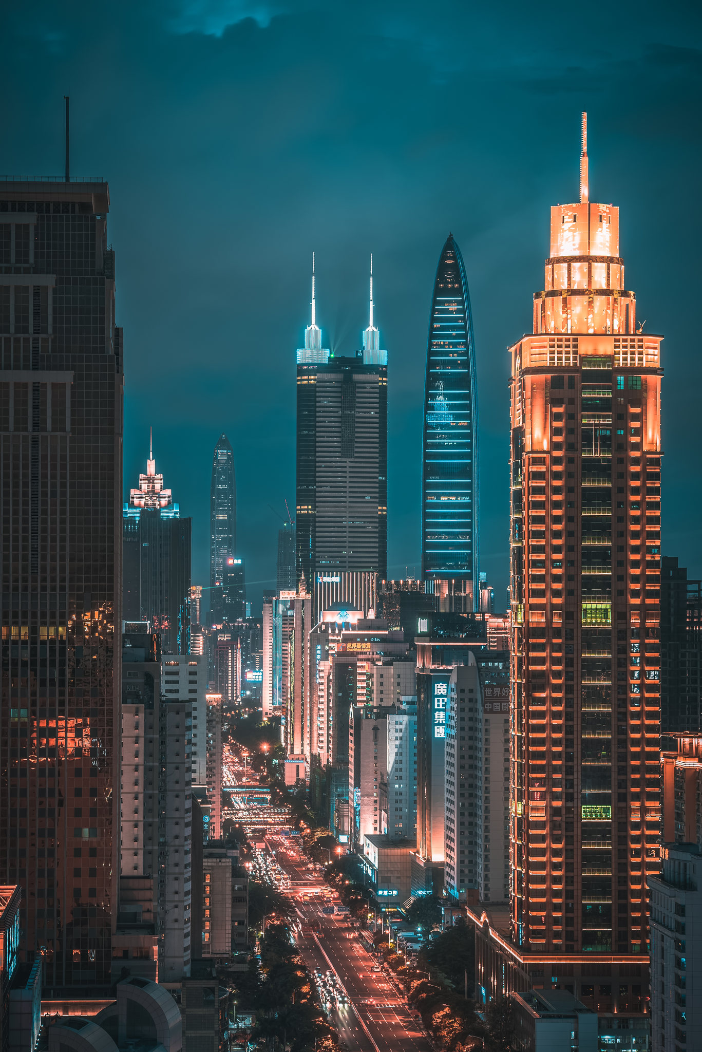 自深南大道东端起点向西看,三个时期的地标:地王大厦,京基100大厦