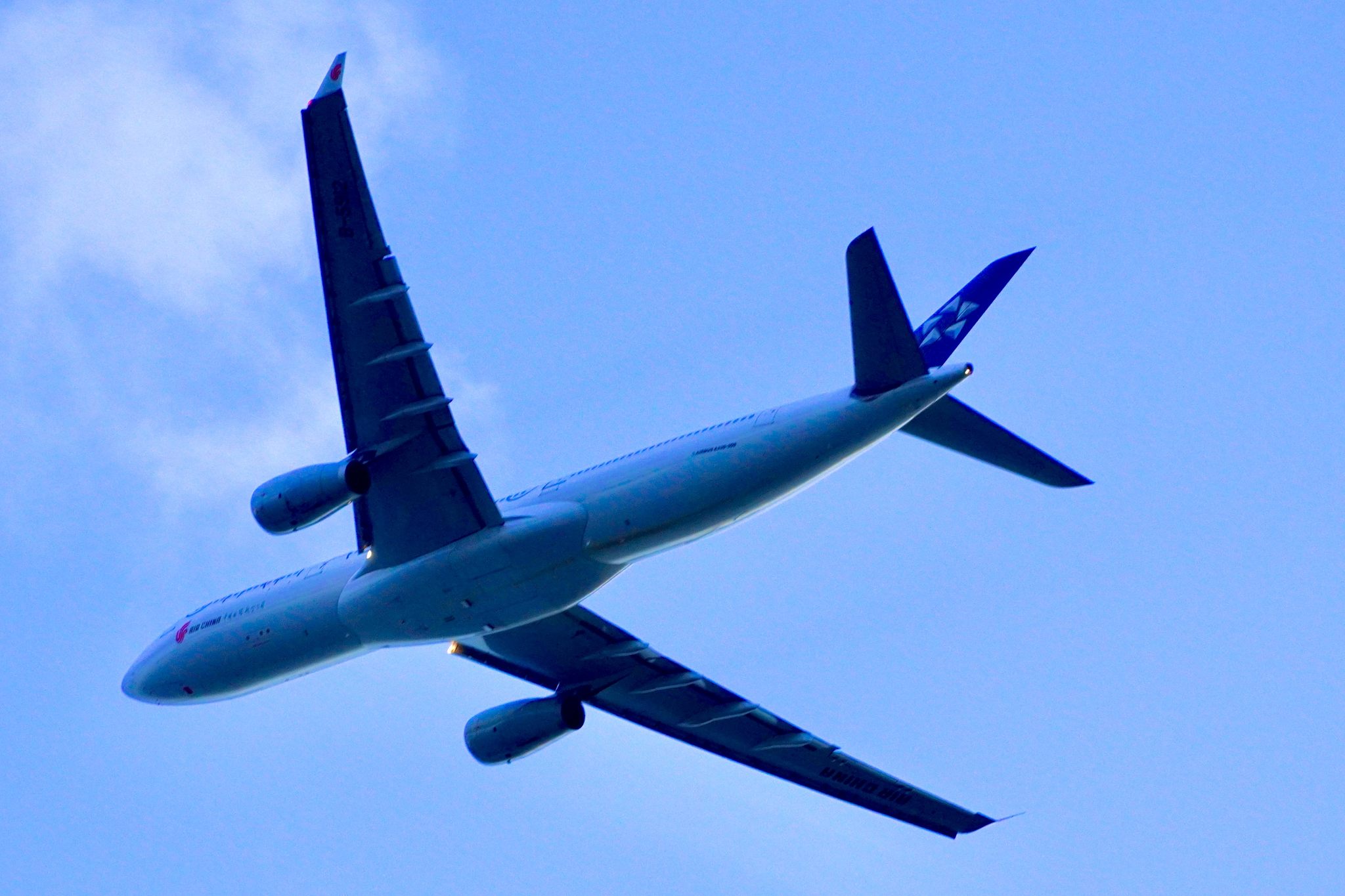 飞机在蓝天下飞行的低角度视图