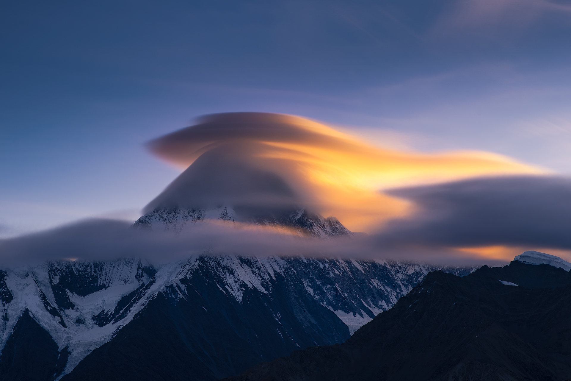1084 47 天寒地冻的贡嘎山域,蜀山之王给自己换上了一顶保暖的帽子.
