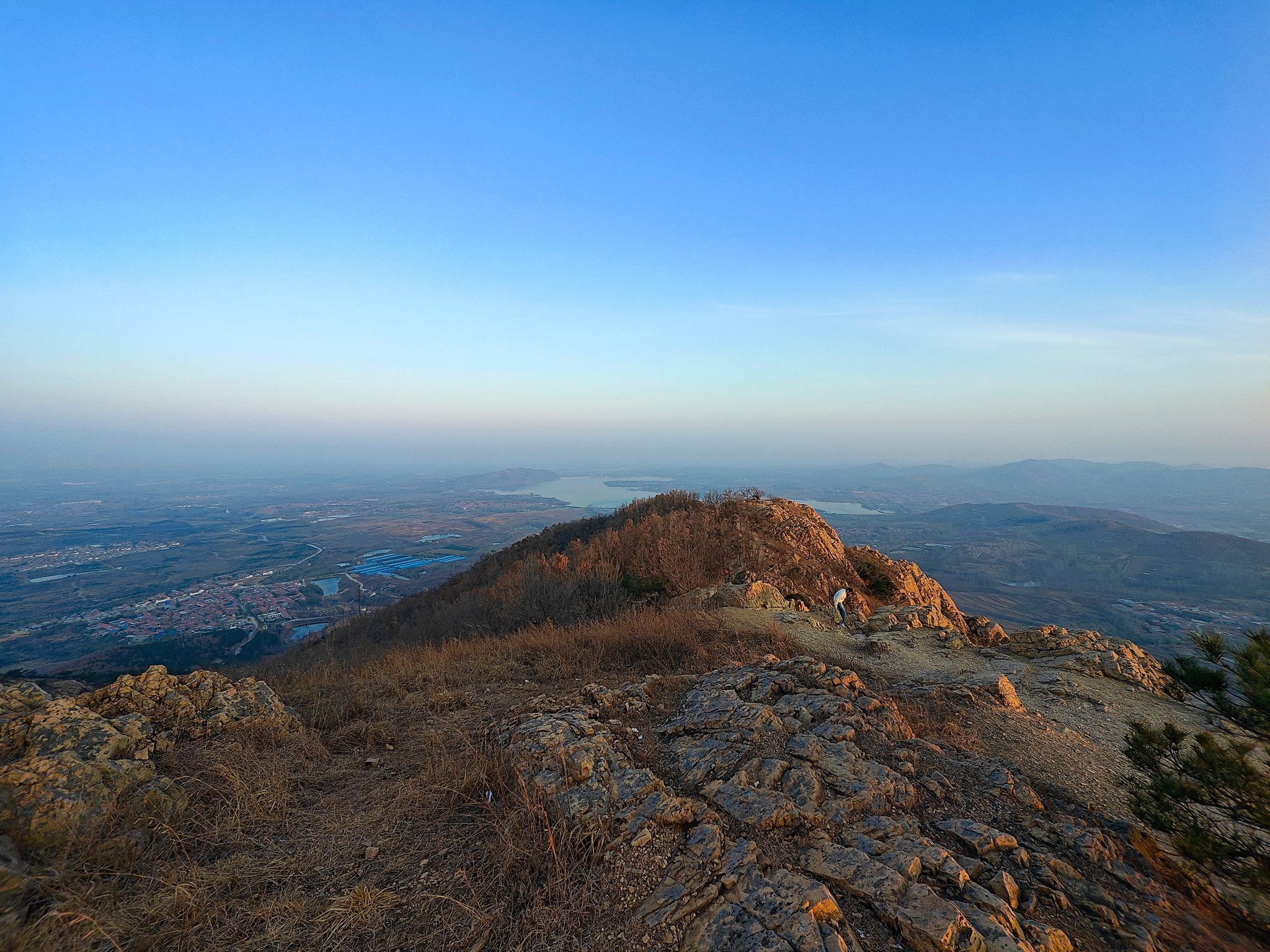冬天大雪节气攀爬莒县屋楼崮山顶看日出冬季风光