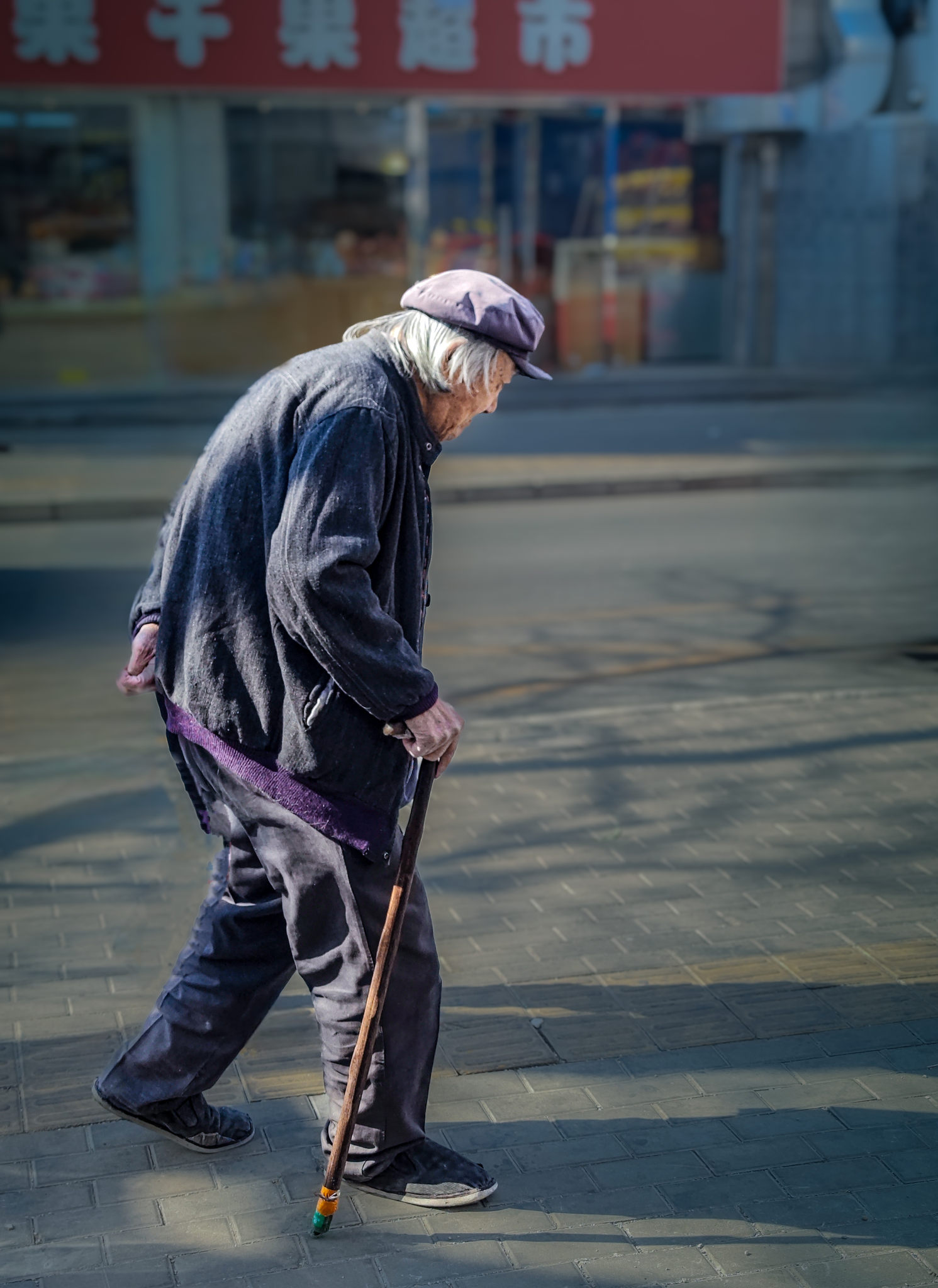 步履蹒跚的老人