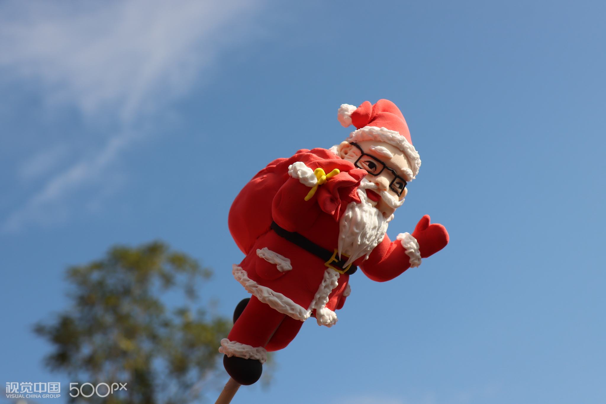 4 0 随着圣诞节的临近,湖北宜昌面塑艺人艾民用非遗传统面塑技艺,精心