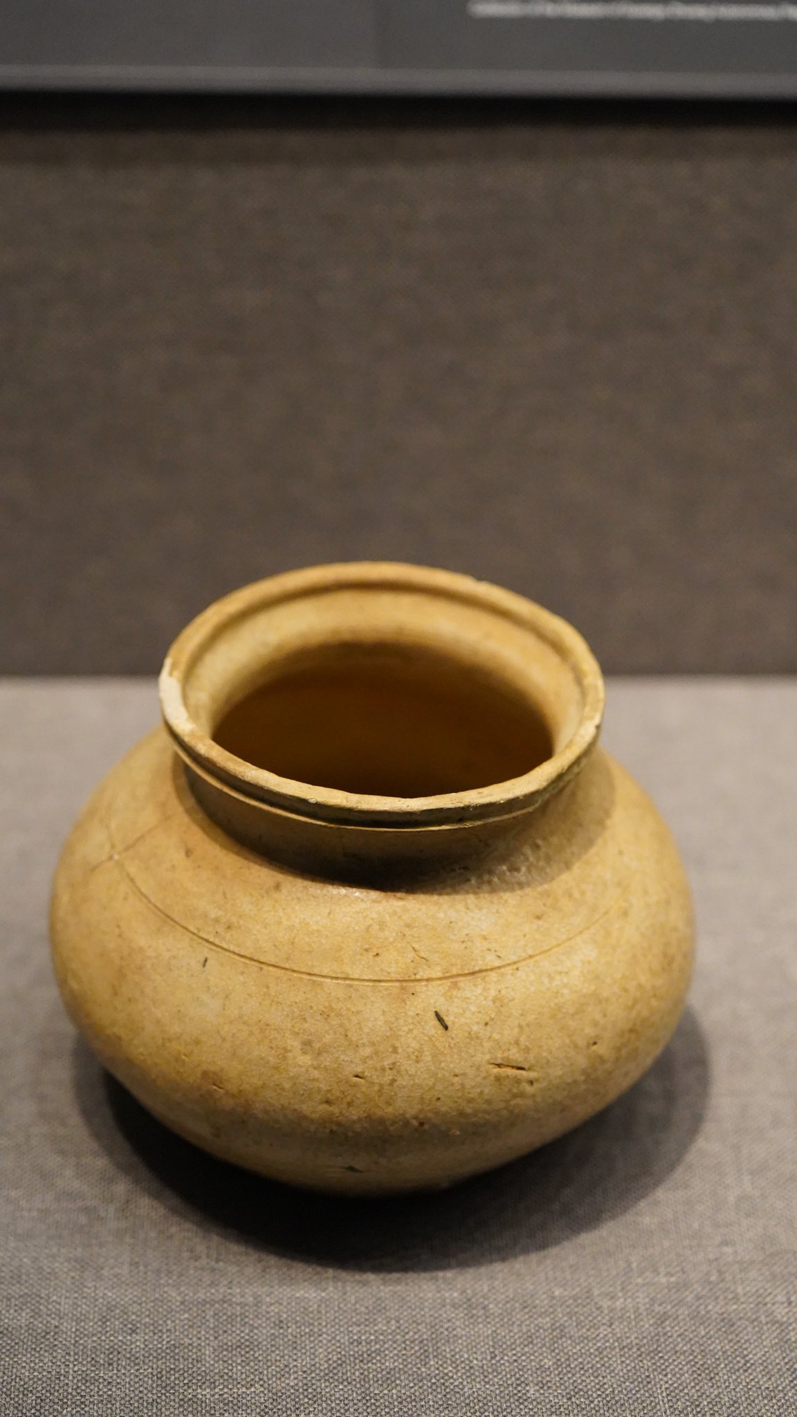 广西壮族自治区博物馆东汉青瓷弦纹罐