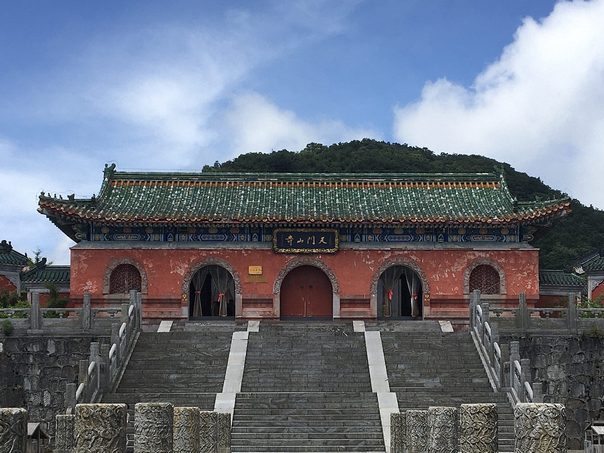 张家界4a级旅游景区天门山寺