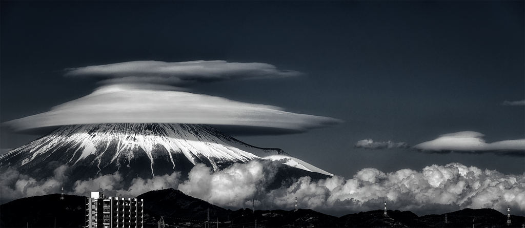 斗笠云富士山摄影照片