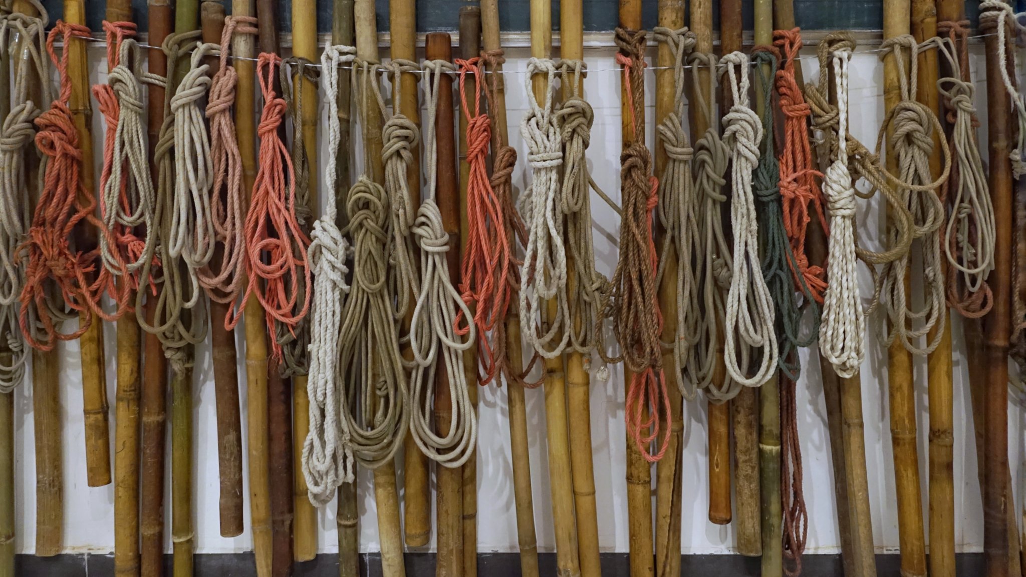 重庆山城棒棒军的劳动工具"棒棒"展示.