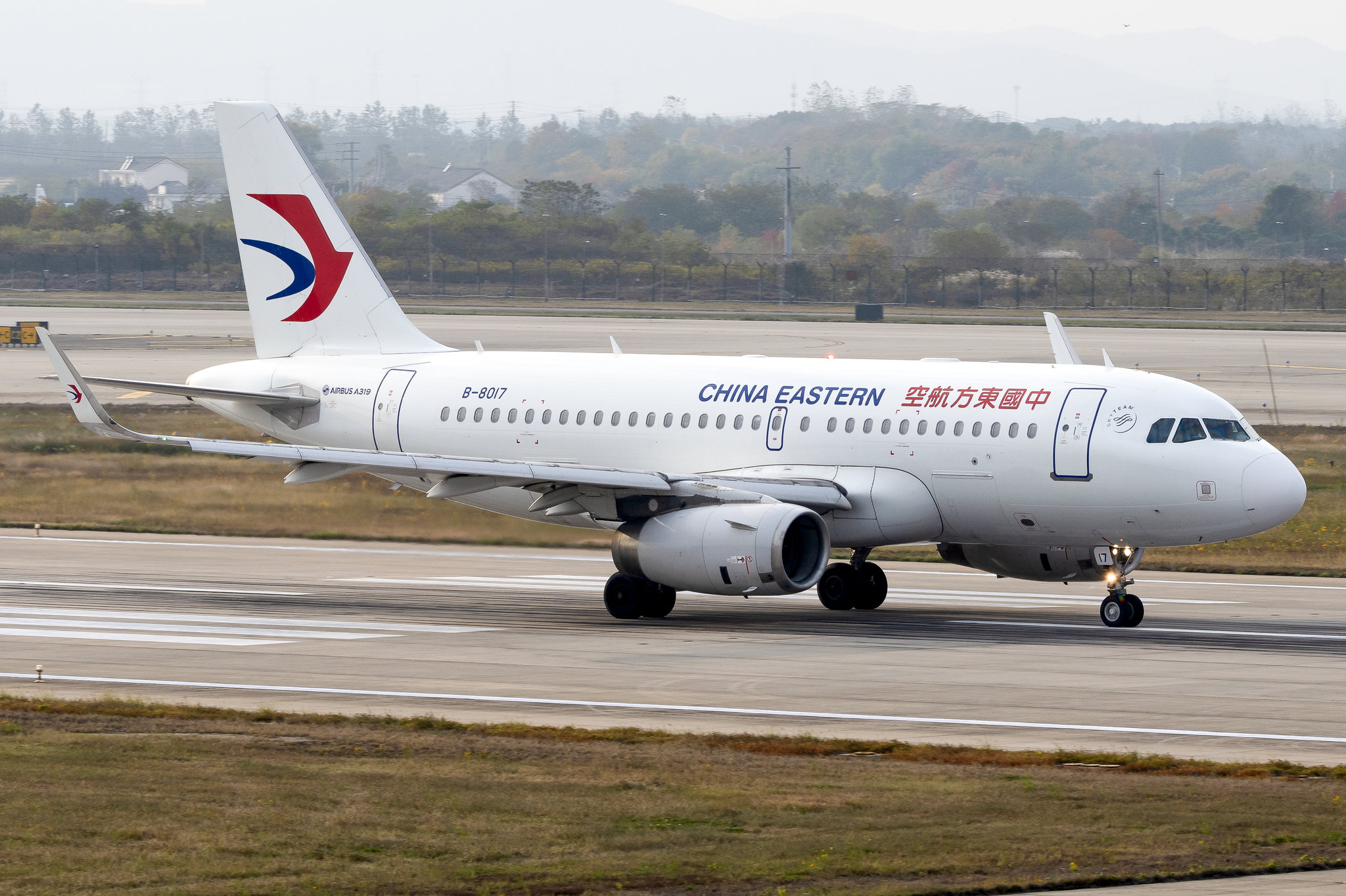 起飞中的东航a319