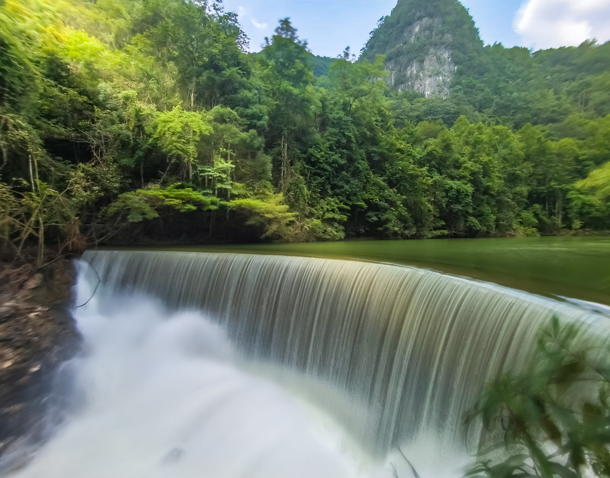 贵州小七孔卧龙潭瀑布