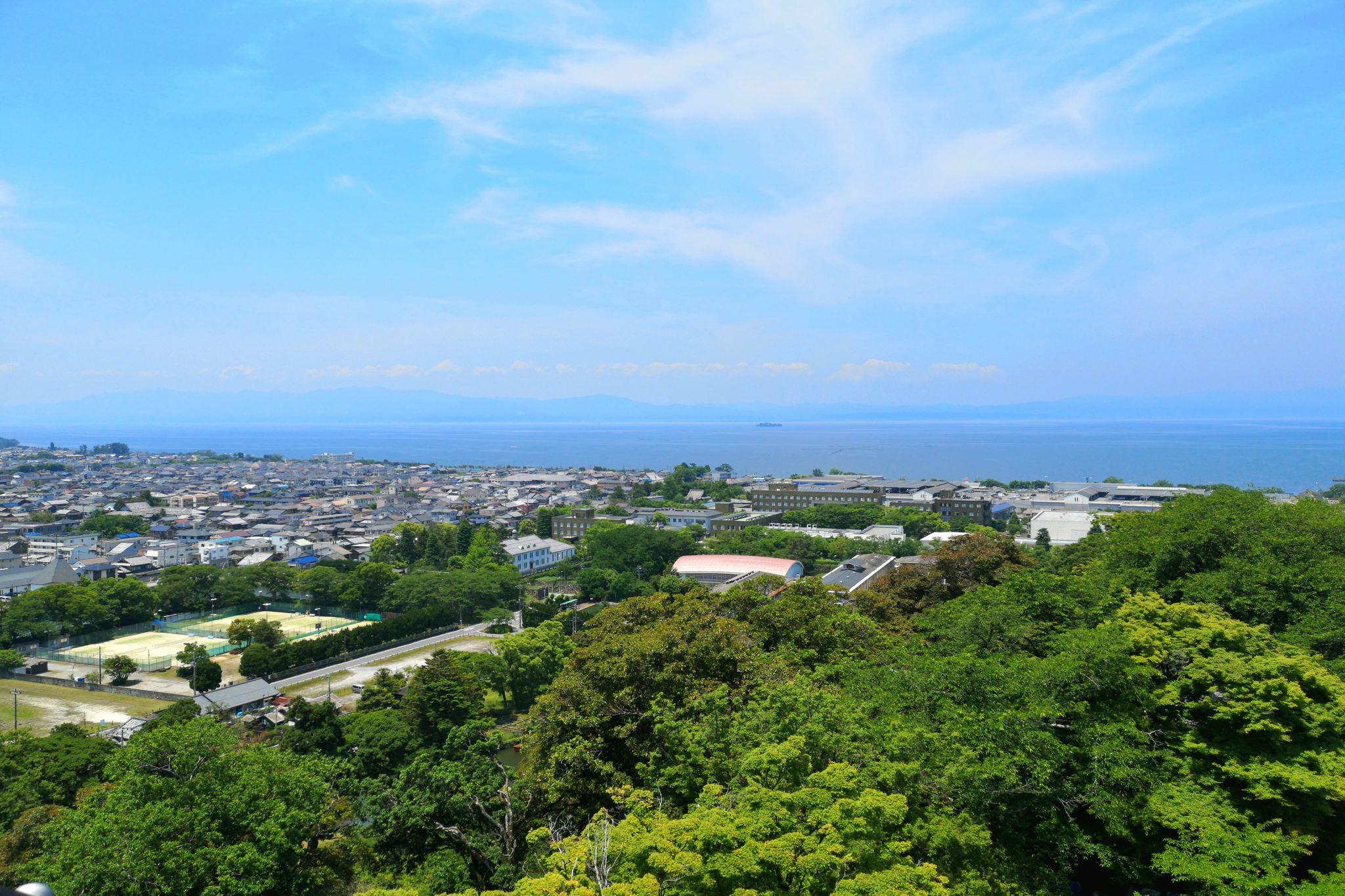 日本滋贺县彦根市,从彦根城眺望彦根市和琵琶湖