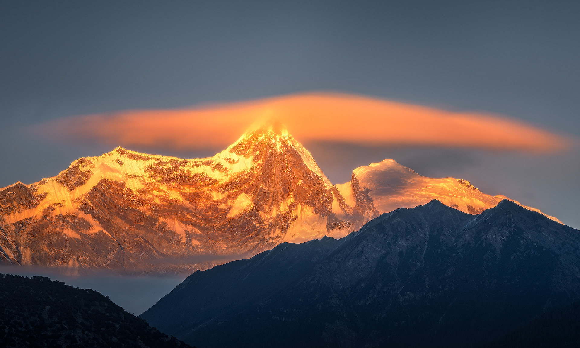 南迦巴瓦峰的帽子云